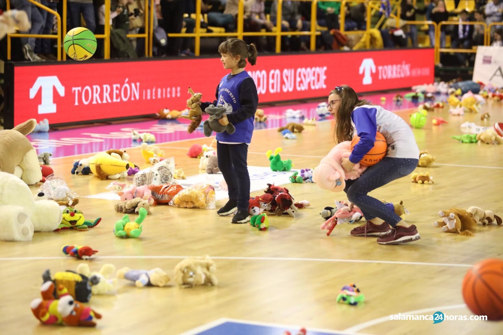 Lluvia de peluches en el partido de Avenida (17)