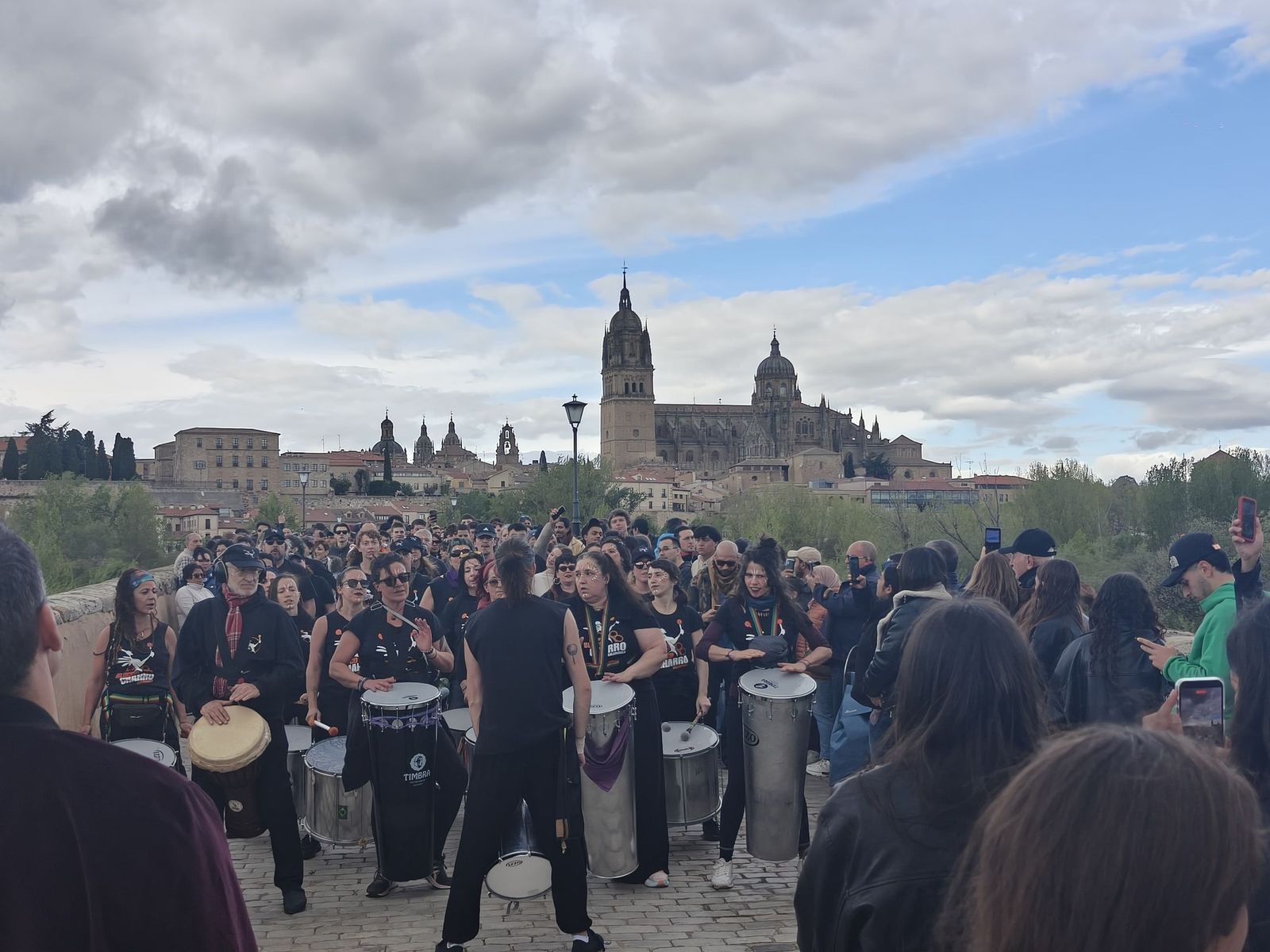 Un multitudinario Lunes de Aguas en Salamanca llena la ribera del Tormes