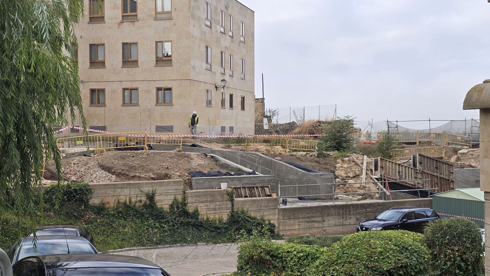 El alcalde de Salamanca, Carlos García Carbayo, informa de los hallazgos y las actuaciones que se están realizando en el Cerro de San Vicente