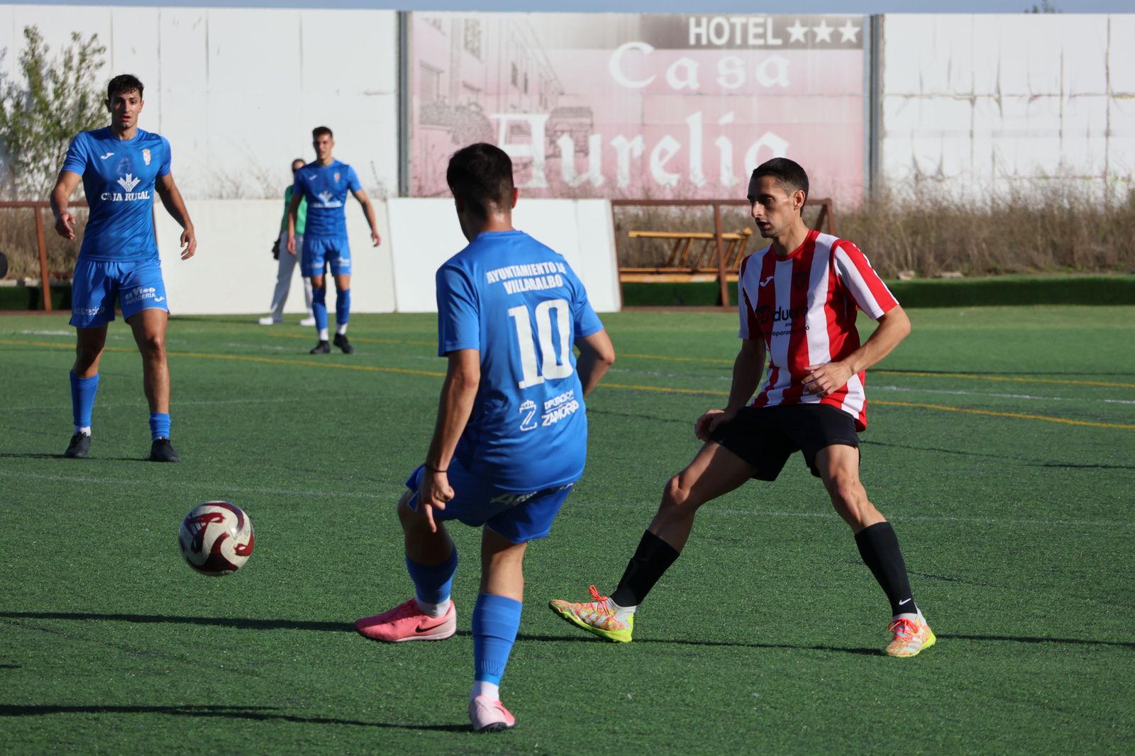 Un instante del encuentro entre el Villaralbo B y el CD Santa Croya en el CM Fernández García