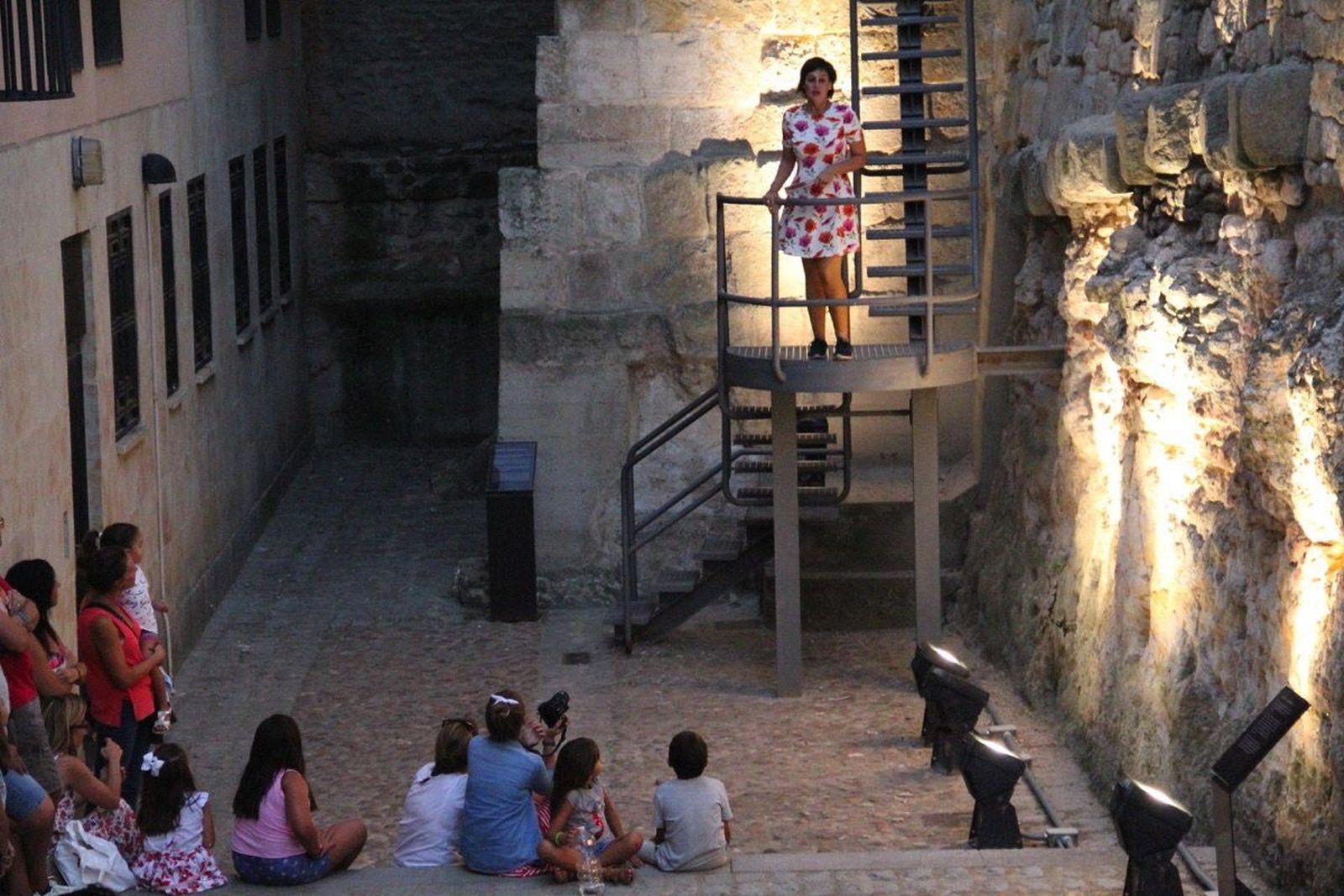 Los Absurdos Teatro llena de historia la Cueva de Salamanca