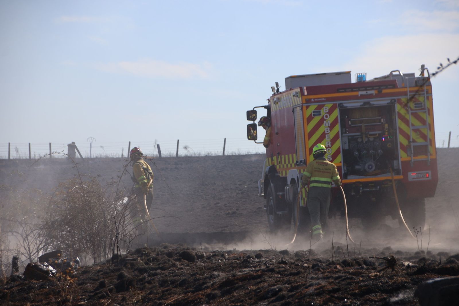 Incendio de rastrojos en la carretera de Matilla de los Caños