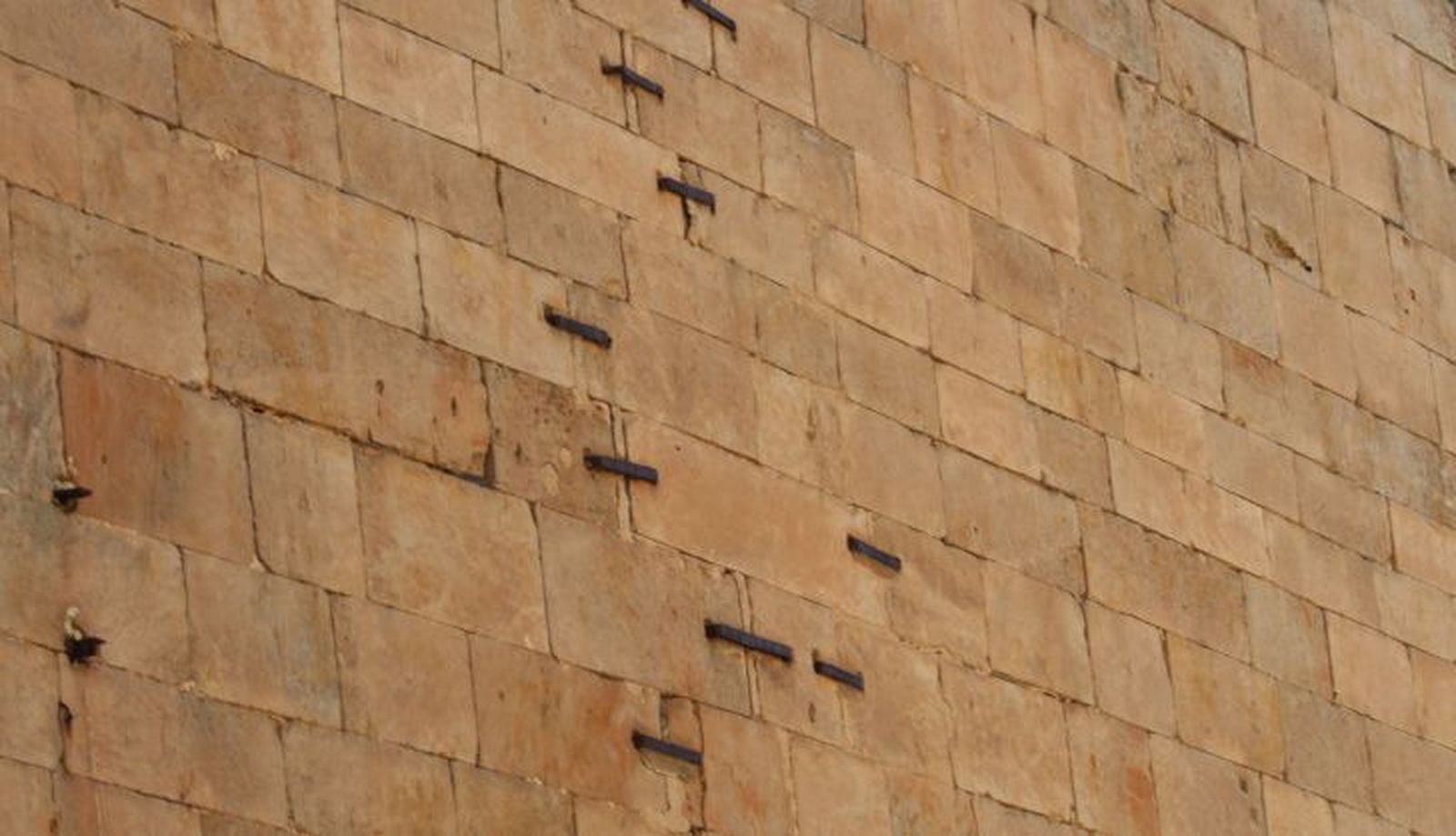 Grietas y grapas de Salamanca por el terremoto de Lisboa de 1755