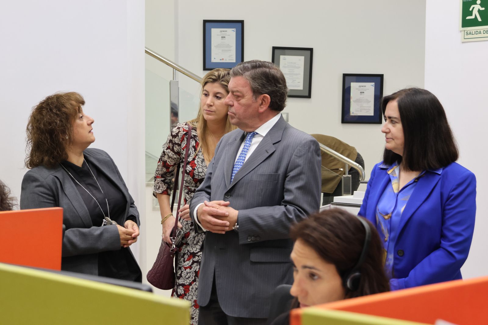 El consejero de Presidencia, Luis Miguel González Gago, visita las instalaciones del servicio 012