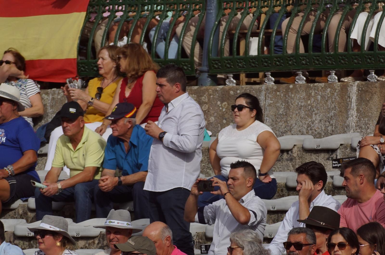 Expectación por ver los caballos de rejoneo en La Glorieta: imágenes del ambiente en los tendidos y en el patio de cuadrillas