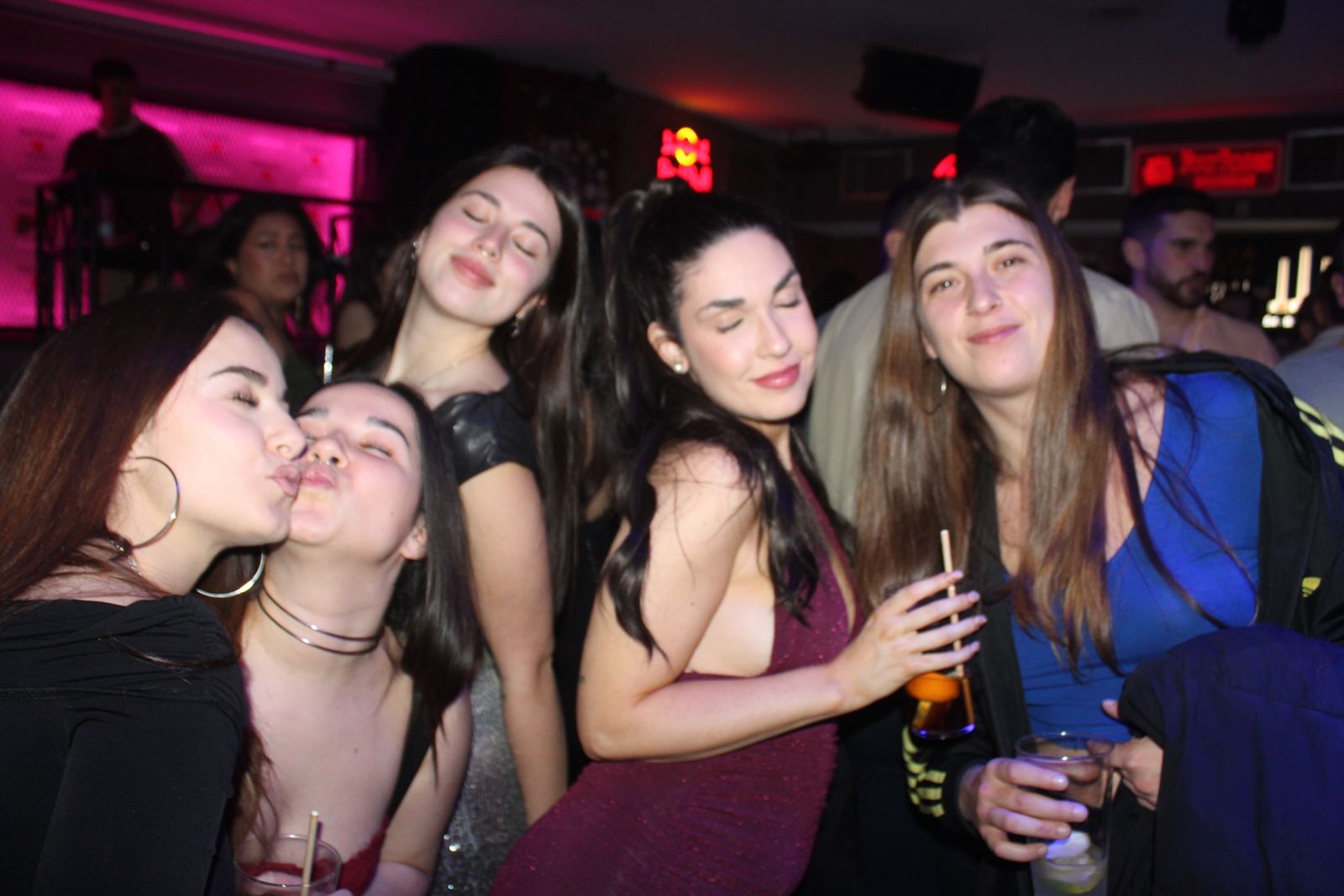 El Fin de Año Universitario continua por los bares de la capital del Tormes tras las doce campanadas