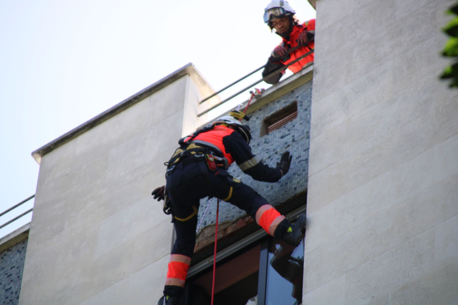 intervencion-de-los-bomberos-en-un-edificio-del-paseo-de-carmelitas-19