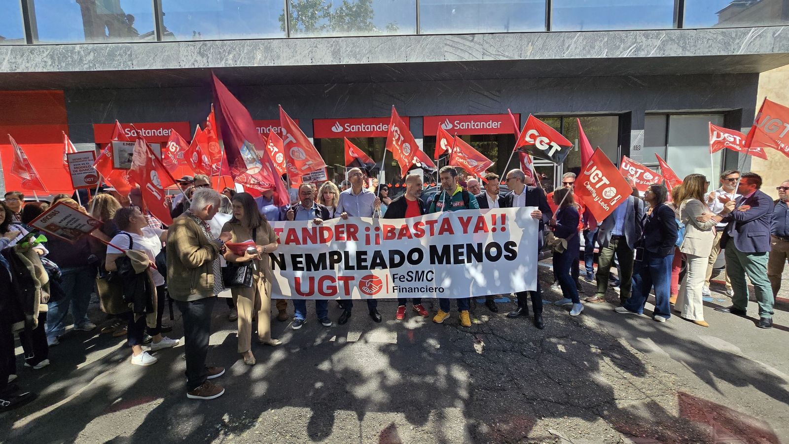 Protesta a las puertas del Banco Santander de la plaza de los Bandos por el despido de una trabajadora