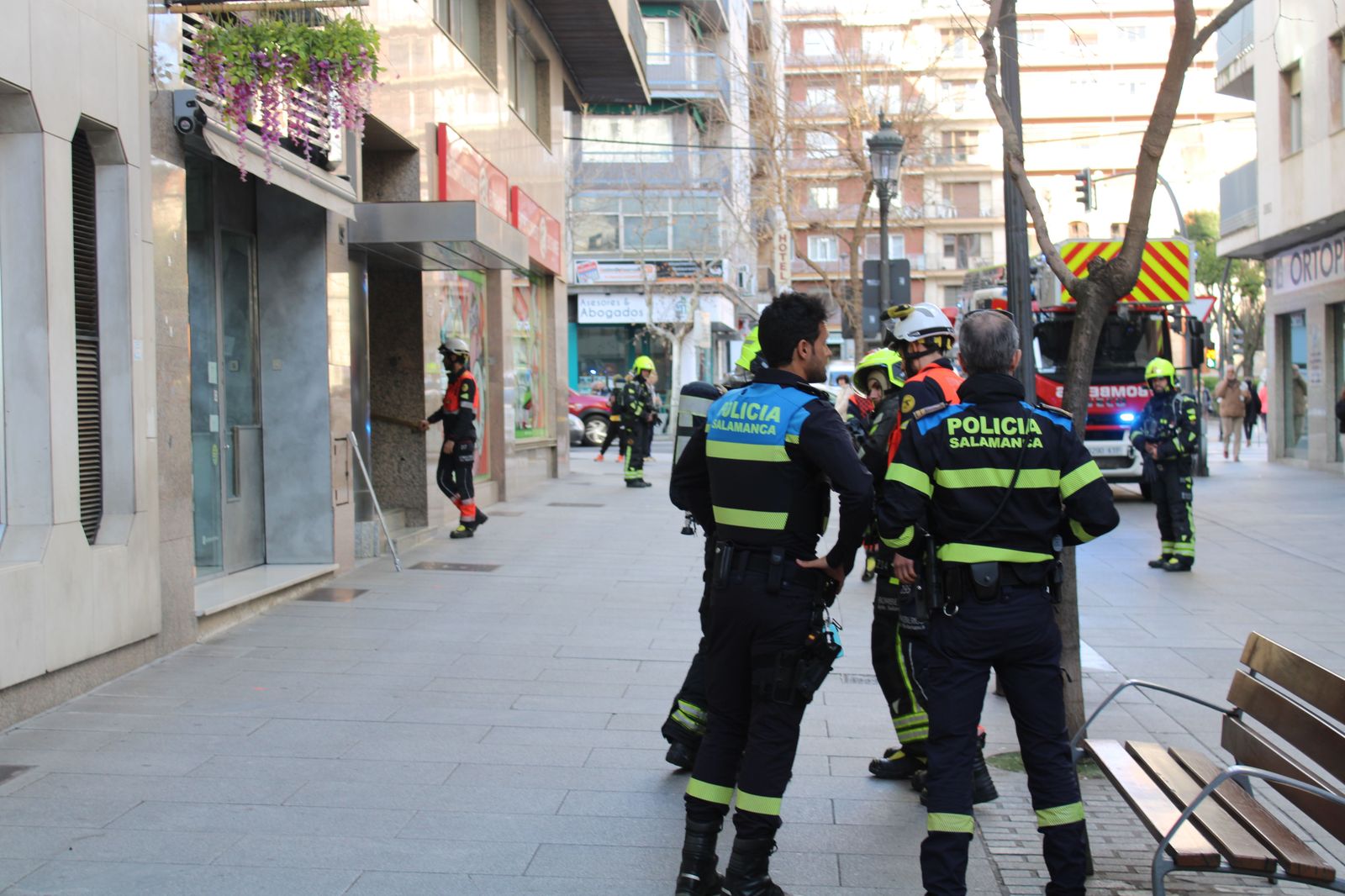 bomberos-y-policia-local-en-la-calle-bientocadas-por-olor-a-gas-9