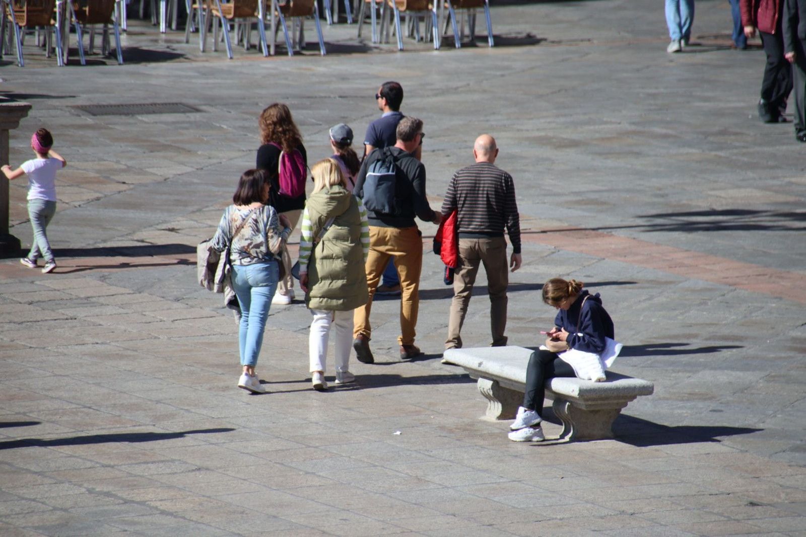 Gente paseando por las calles de Salamanca