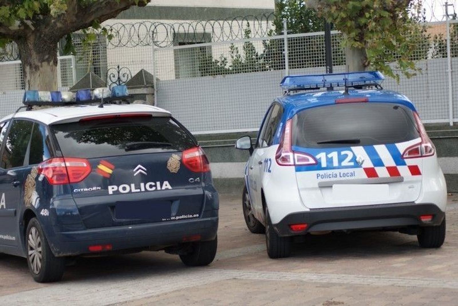 Un hombre amenaza a los empleados por no poder sacar dinero de una entidad bancaria