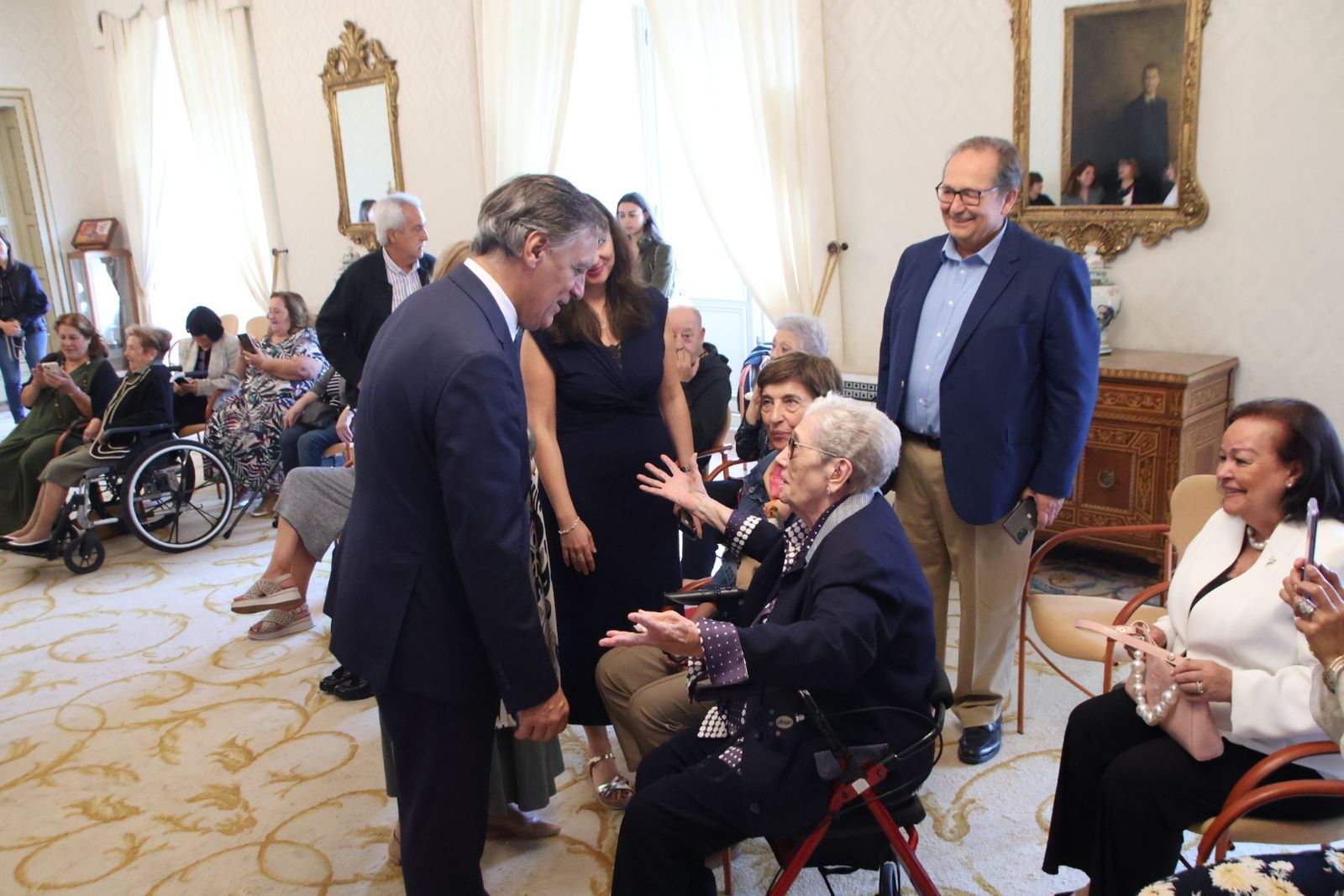 El alcalde de Salamanca, Carlos García Carbayo, preside el homenaje a personas centenarias de la ciudad