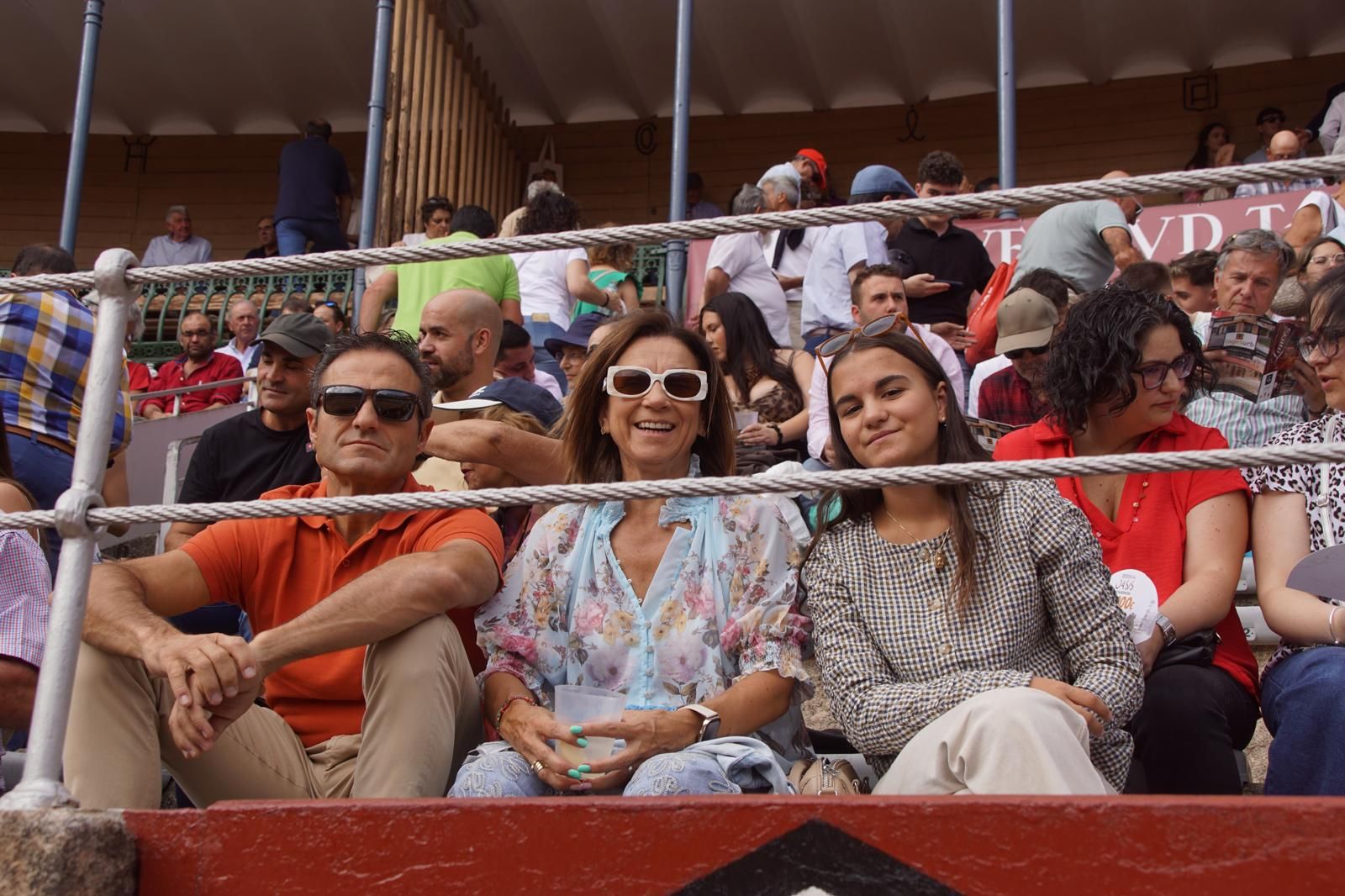 Expectación por ver los caballos de rejoneo en La Glorieta: imágenes del ambiente en los tendidos y en el patio de cuadrillas