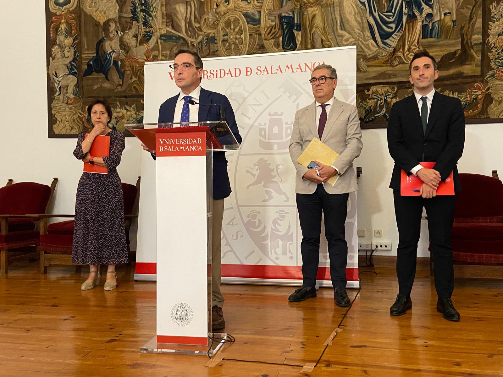 Juan Manuel Corchado, rector de la Universidad de Salamanca, junto a su equipo
