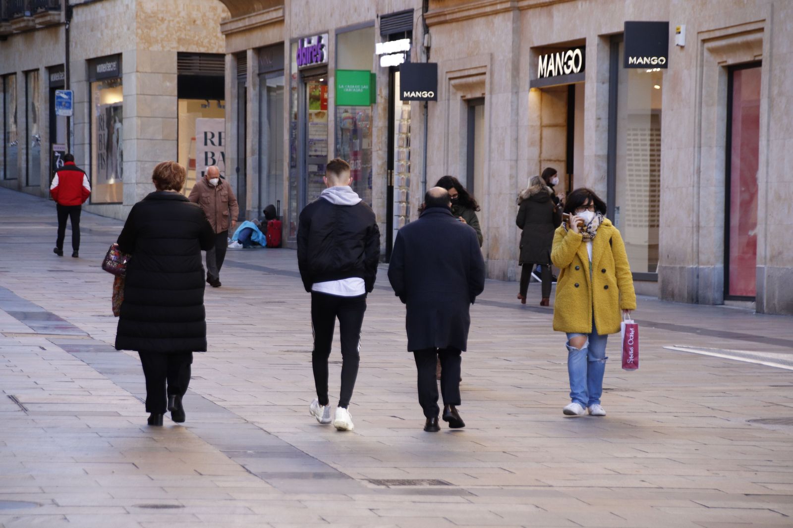 Gente por las calles de Salamanca en invierno | FOTO ANDREA M.
