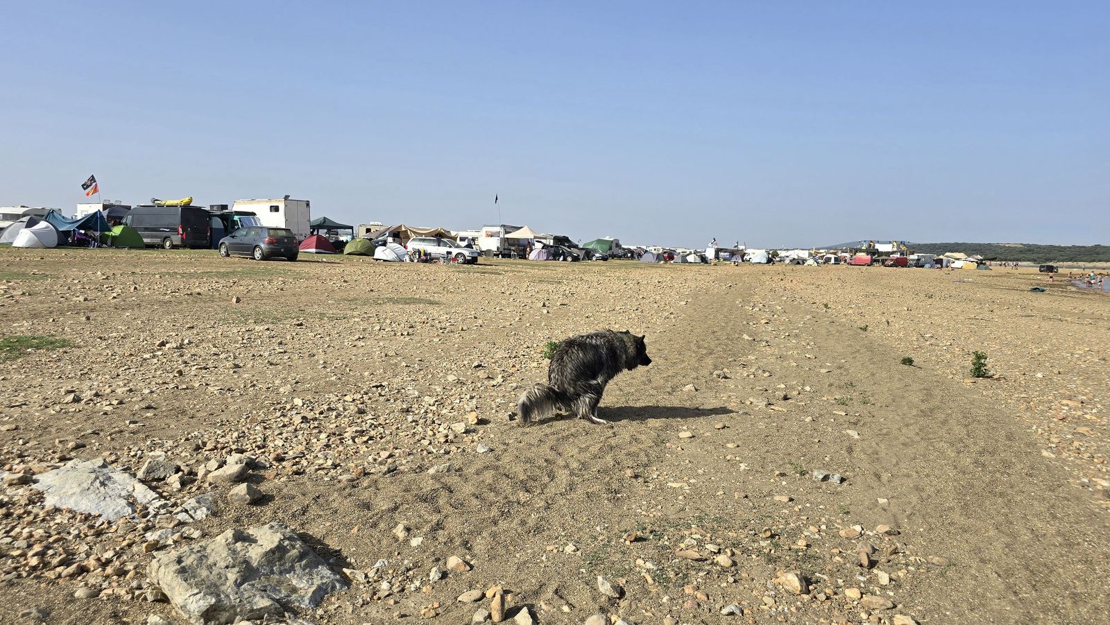 Sigue la rave con cientos de campistas en el entorno del pantano de Santa Teresa