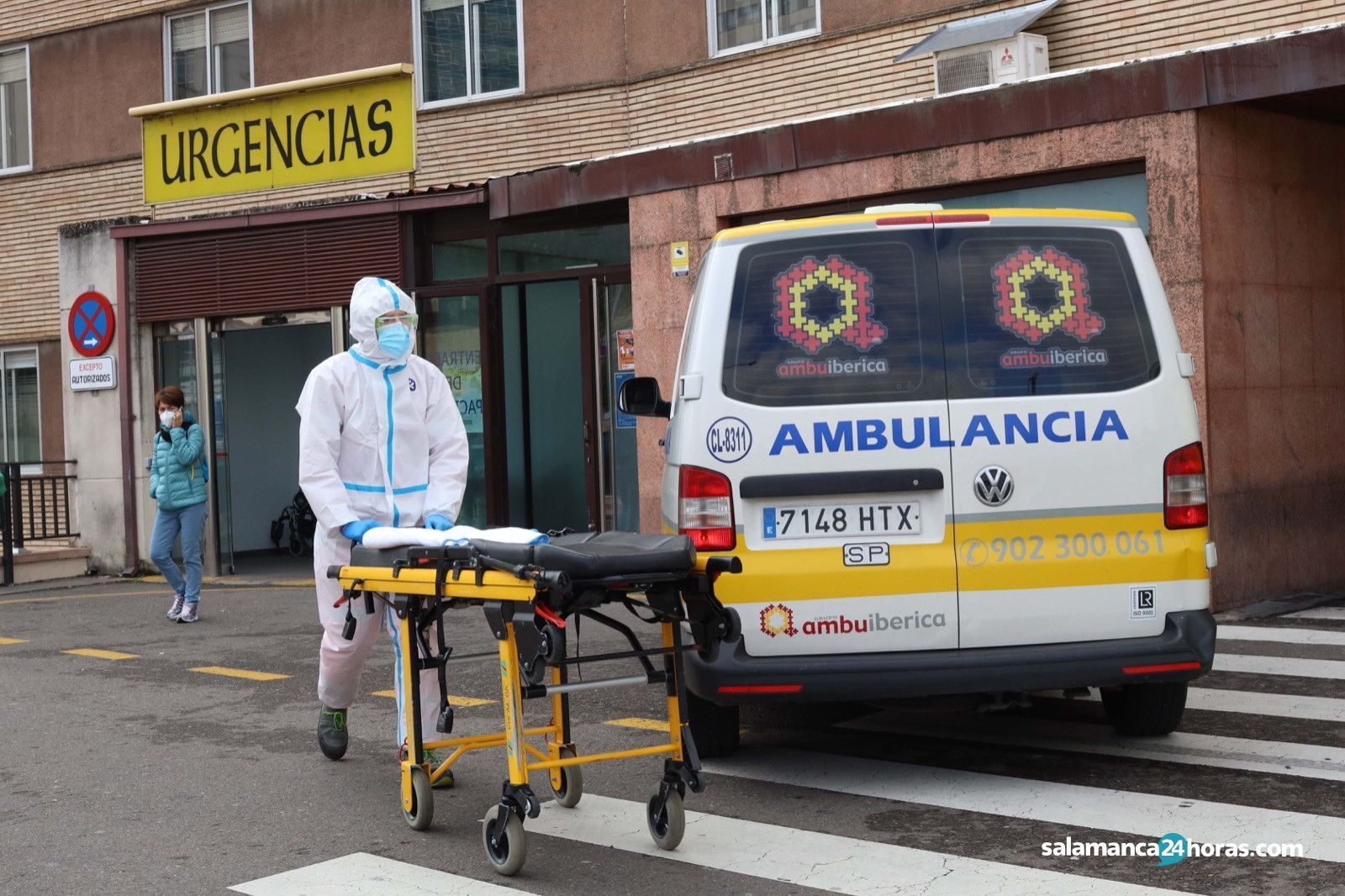 Una ambulancia en la puerta del Hospital de Salamanca