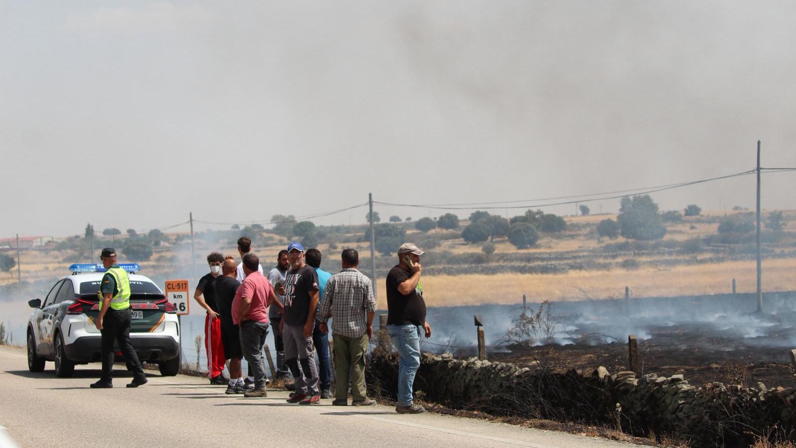 Ganaderos y amigos en las zonas quemadas durante el incendio de Cipérez