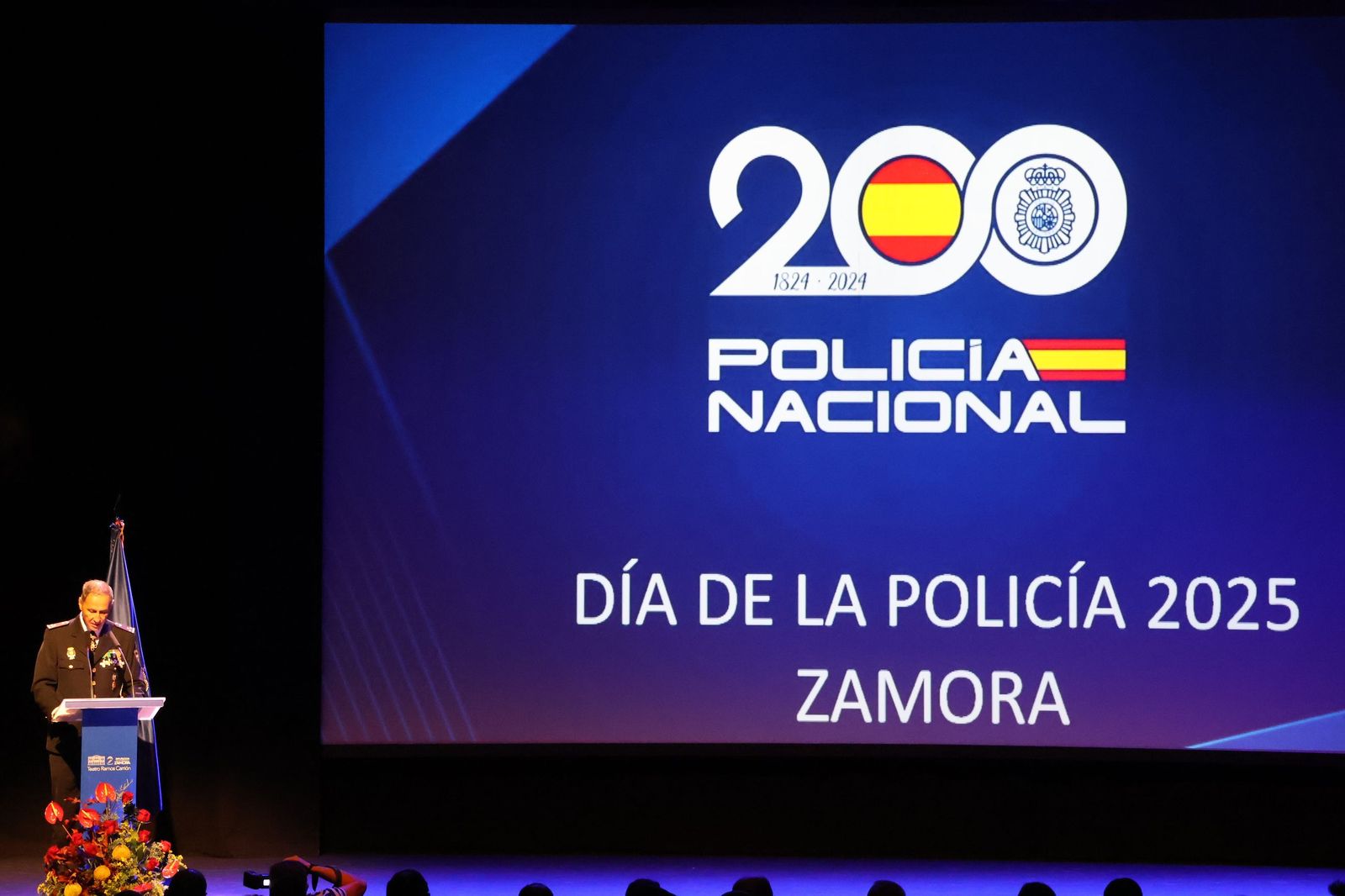 Ceremonia de imposición de condecoraciones a miembros de la Policía Nacional en honor a los Santos Ángeles Custodios