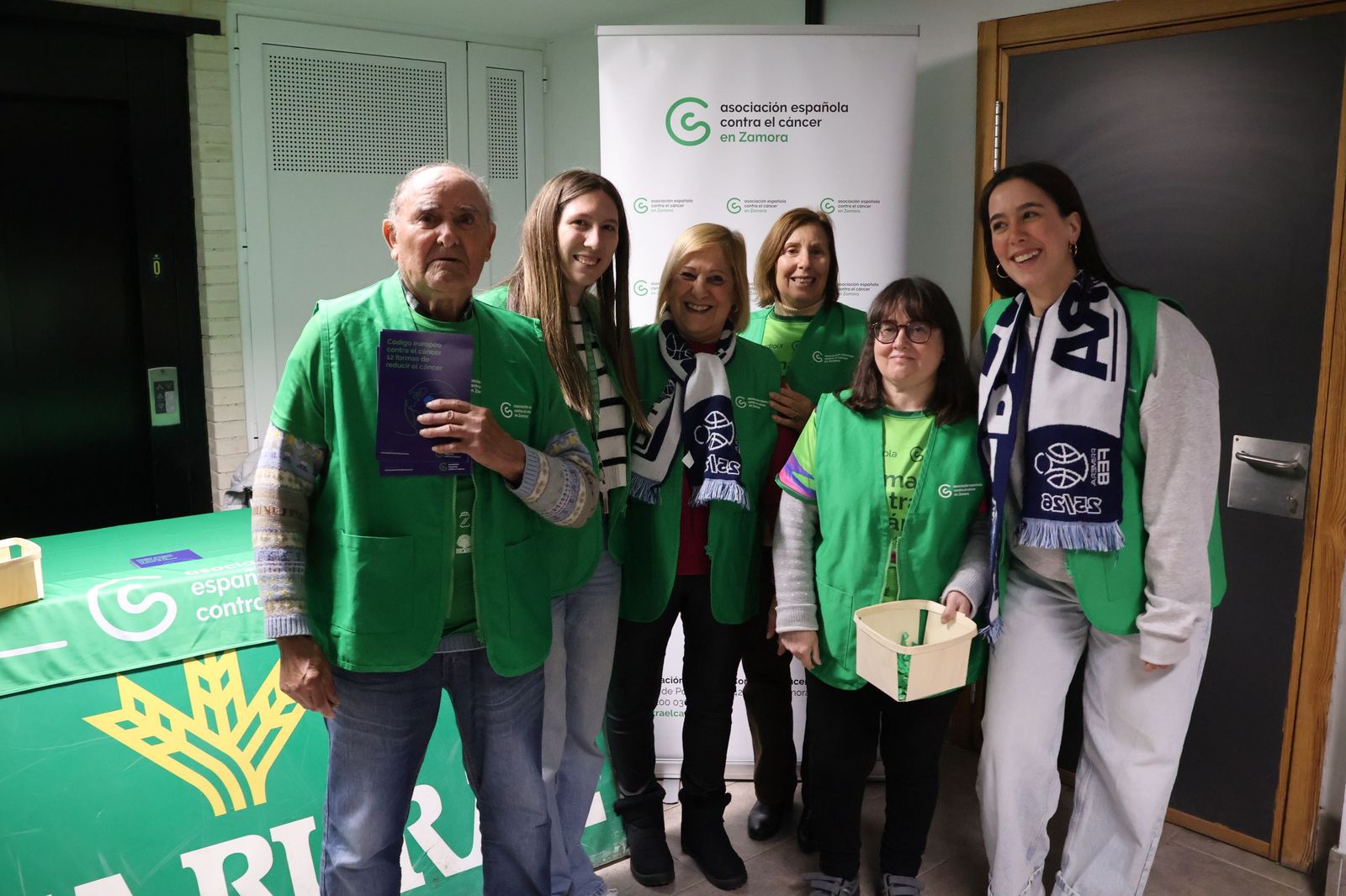 Representantes de AECC Zamora en la mesa informativa dispuesta en el Ángel Nieto