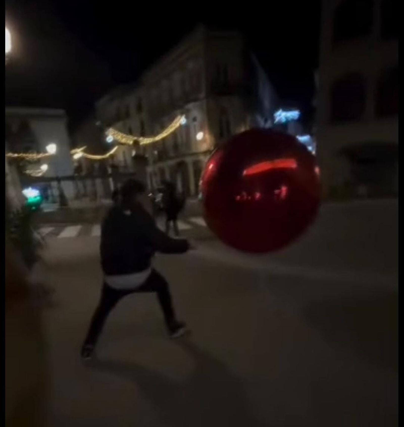 Juegan al balón con una bola gigante de Navidad en Ciudad Rodrigo