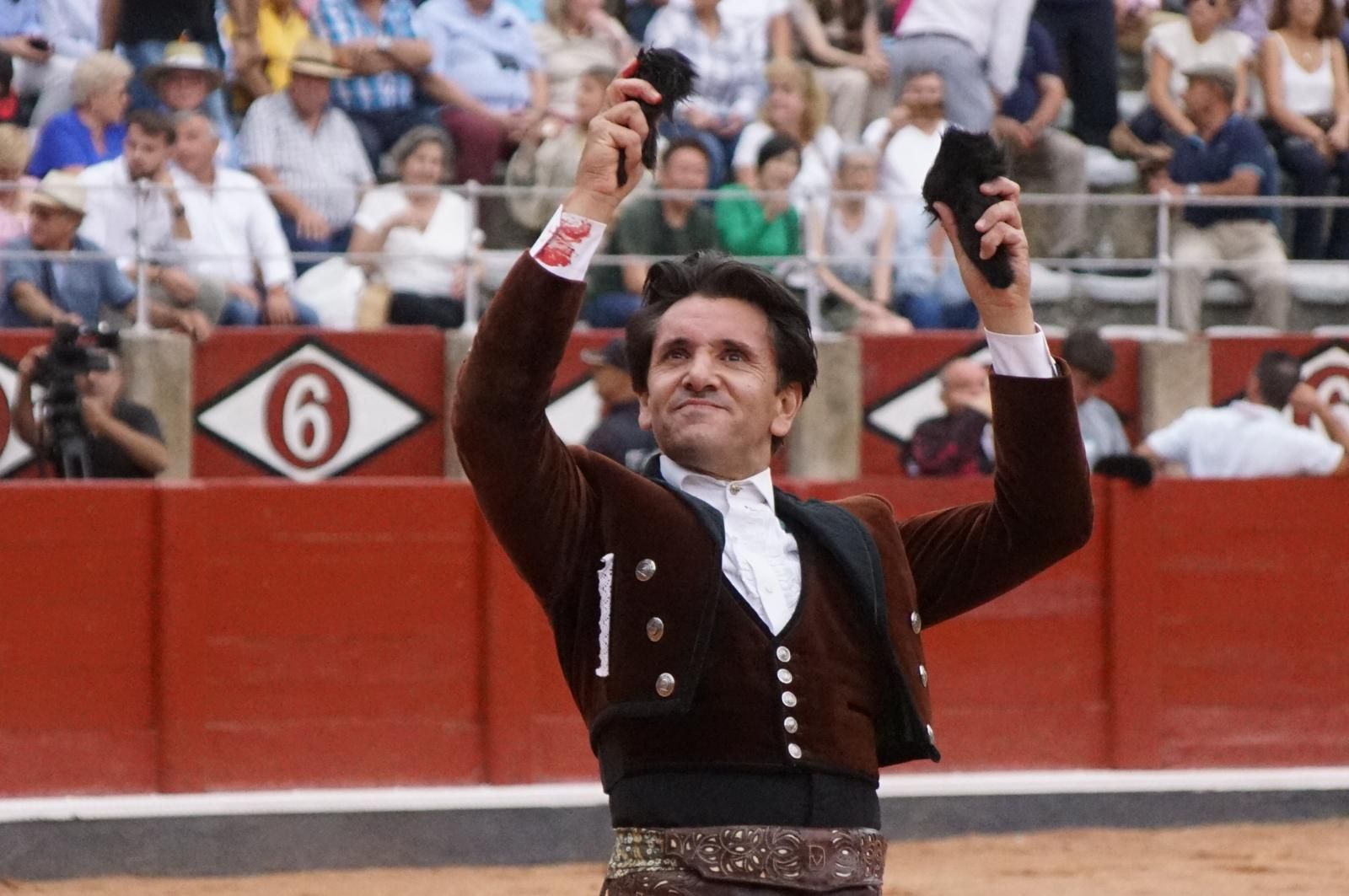 Expectación por ver los caballos de rejoneo en La Glorieta: imágenes del ambiente en los tendidos y en el patio de cuadrillas