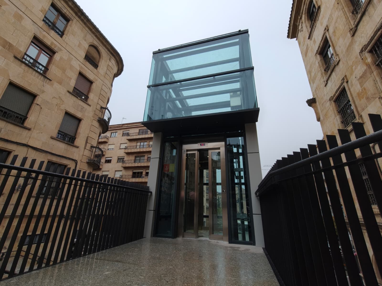 Nuevo ascensor instalado para subir las escaleras de 'La Riojana'