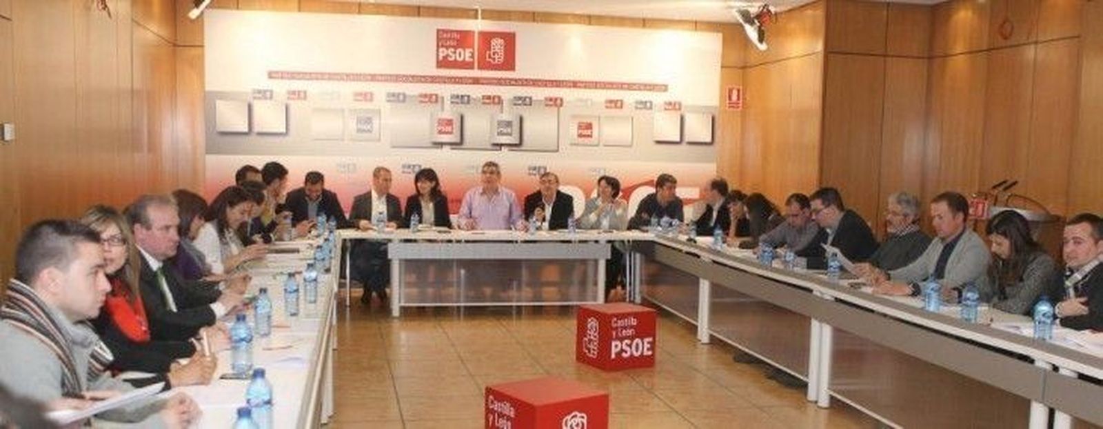 Crisis en el PSOE de Castilla y León al dimitir la mitad de su comisión ejecutiva Crisis en el PSOE de Castilla y León al dimitir la mitad de su comisión ejecutiva