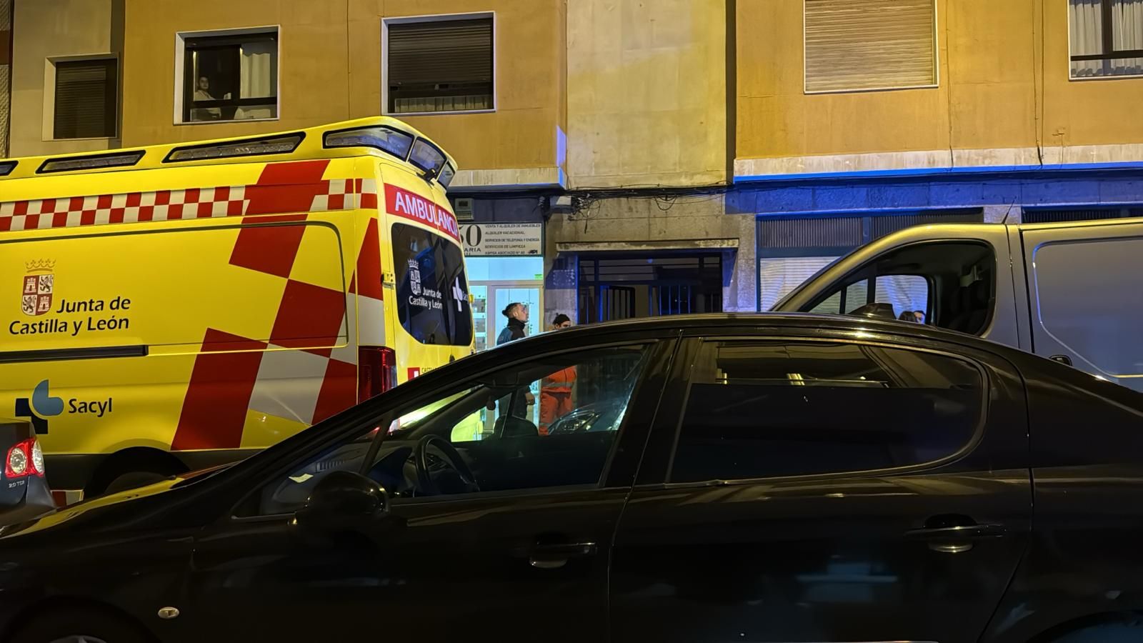 Ambulancia en el lugar donde una niña ha muerto al precipitarse por una ventana desde un sexto piso