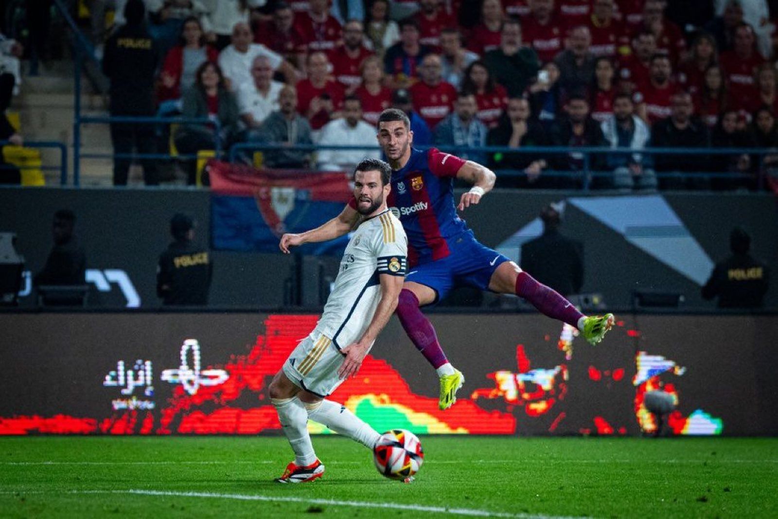 Ferrán dispara ante Nacho FOTO FC BARCELONA
