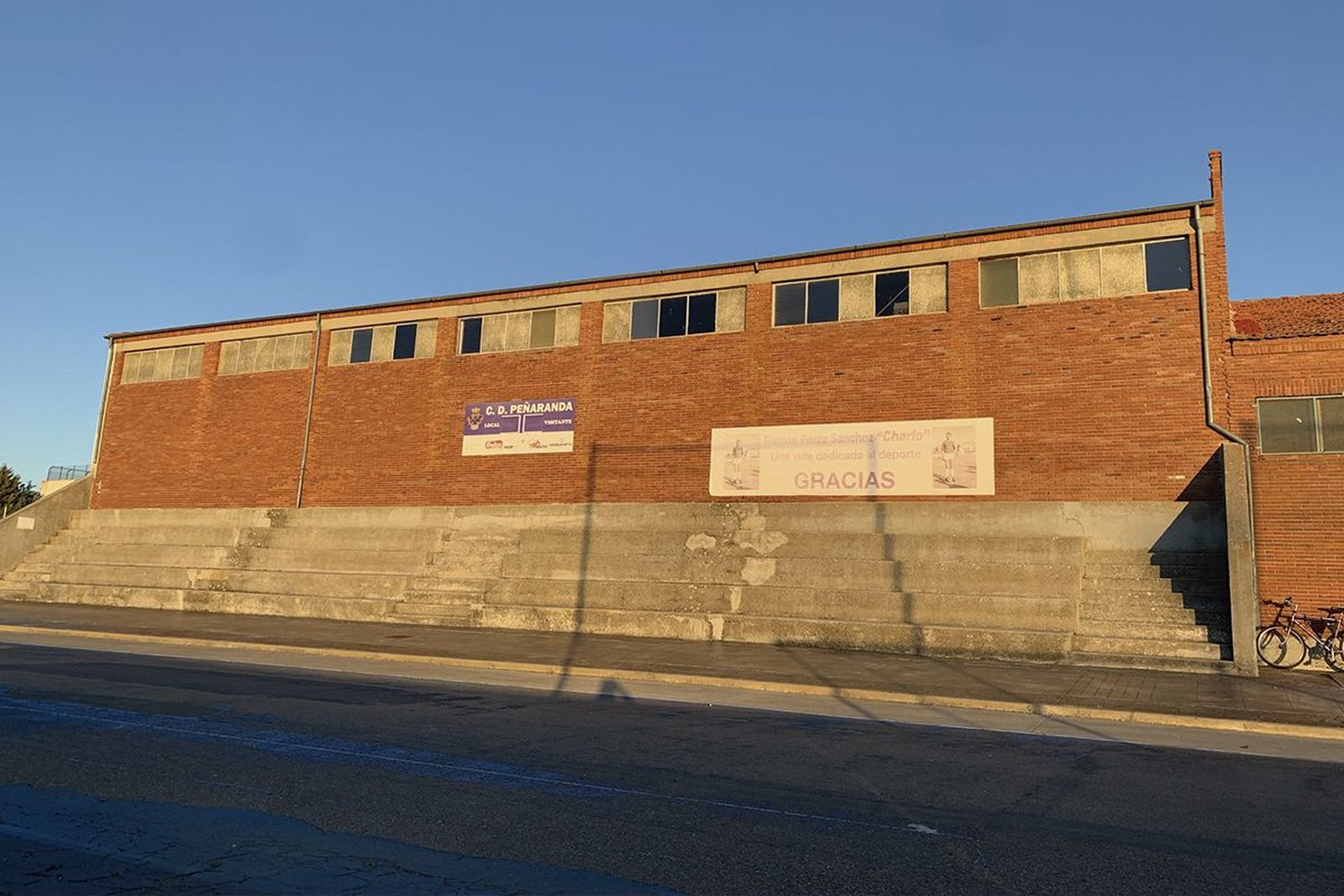 Grada del polideportivo de Peñaranda que será reformada dentro de los presupuestos participativos Grada del polideportivo de Peñaranda que será reformada dentro de los presupuestos participativos