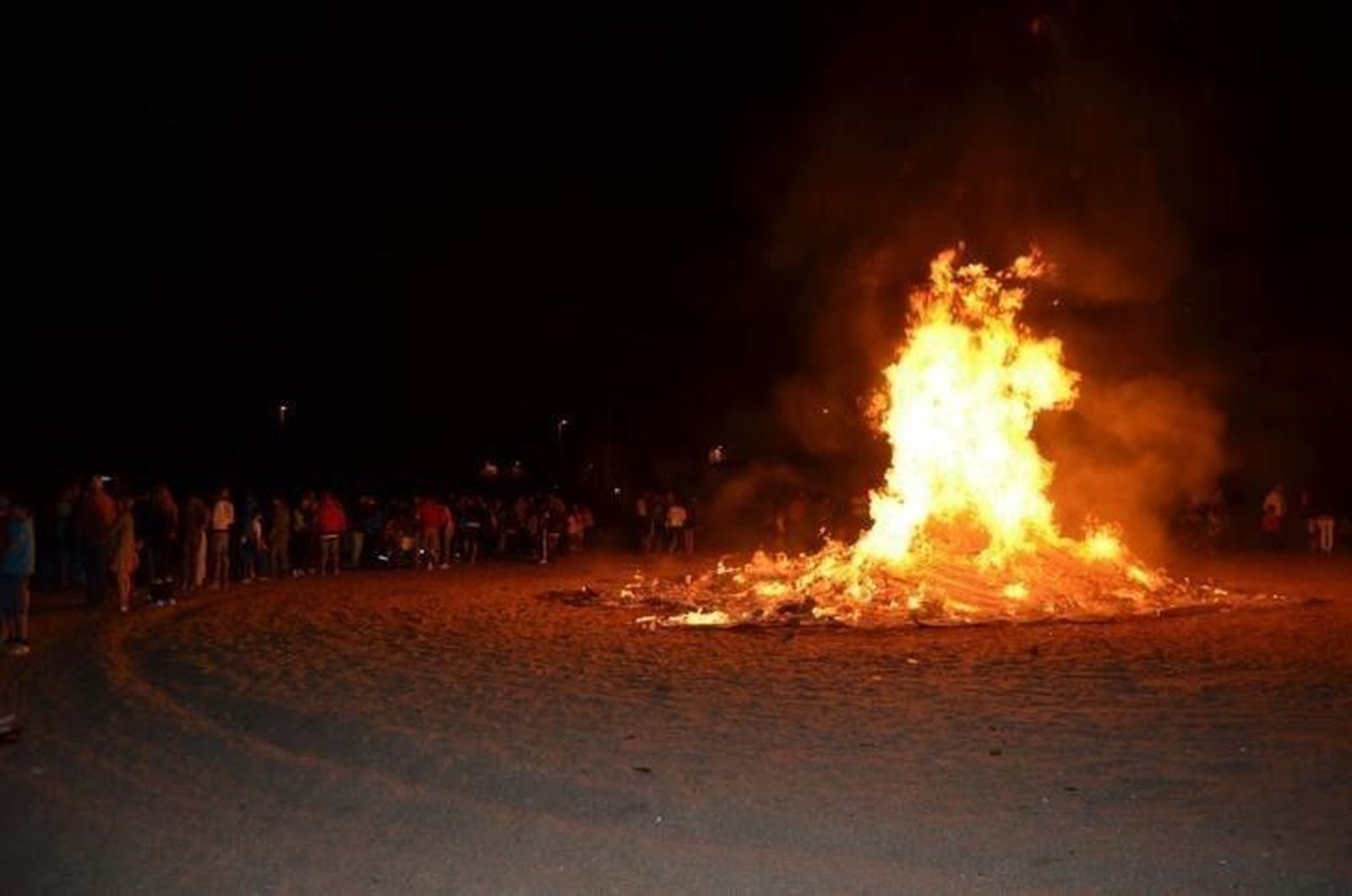 Más de un millar de personas se reunieron en torno a la hoguera de San Juan