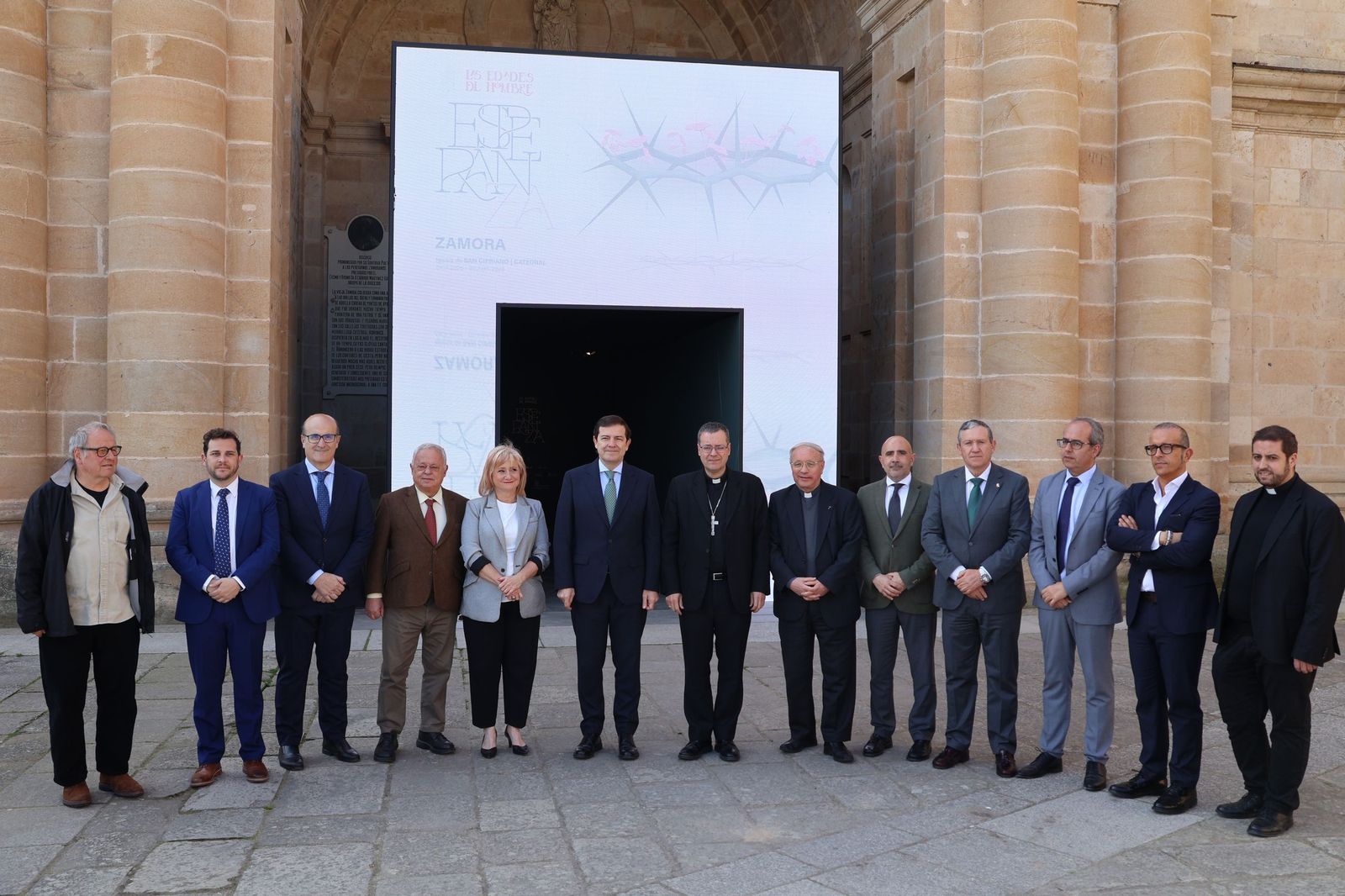 GALERÍA | La visita de Alfonso Fernández Mañueco a la Catedral de Zamora, en imágenes