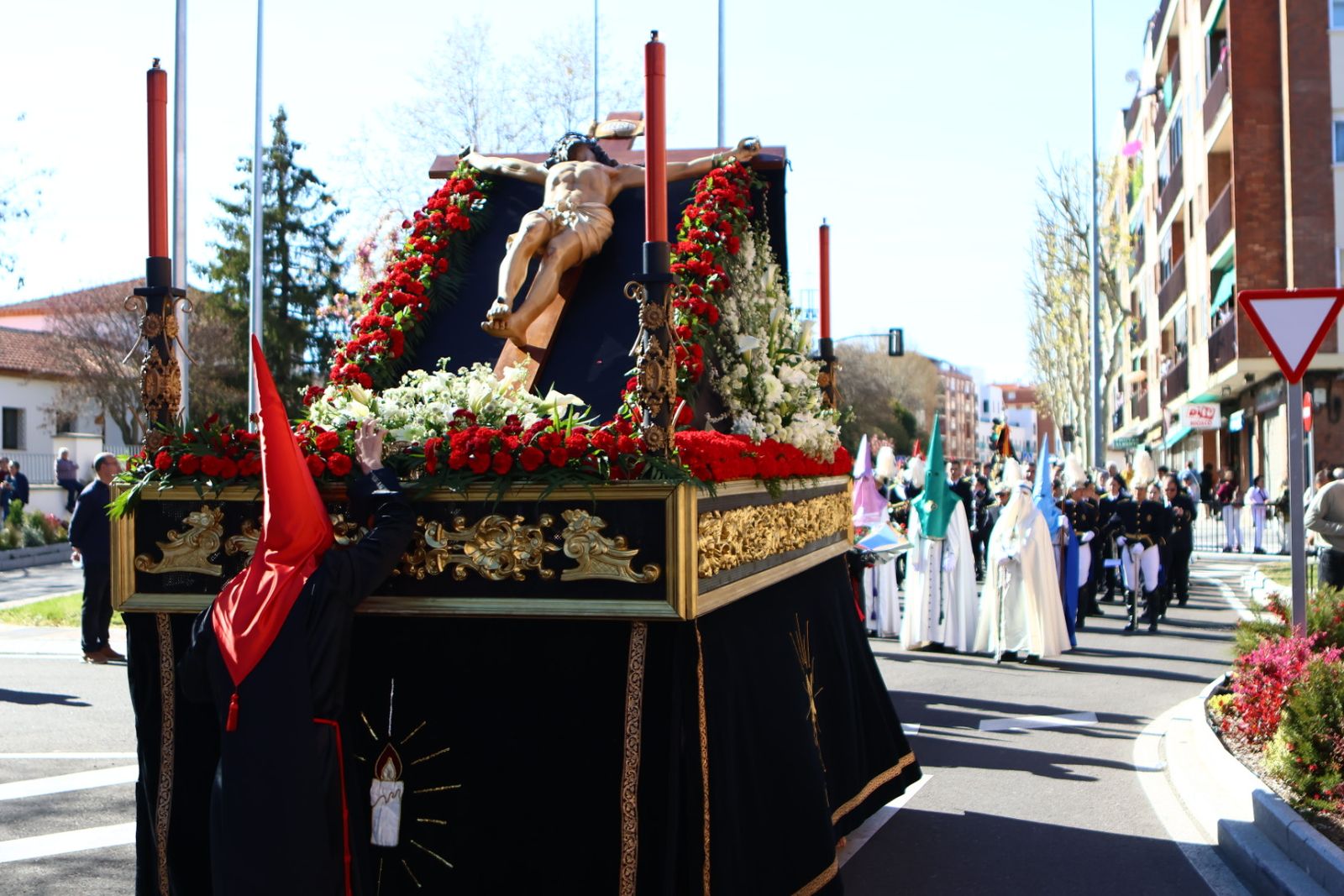 Procesión de la Hermandad del Silencio cargando el Cristo de la Vela