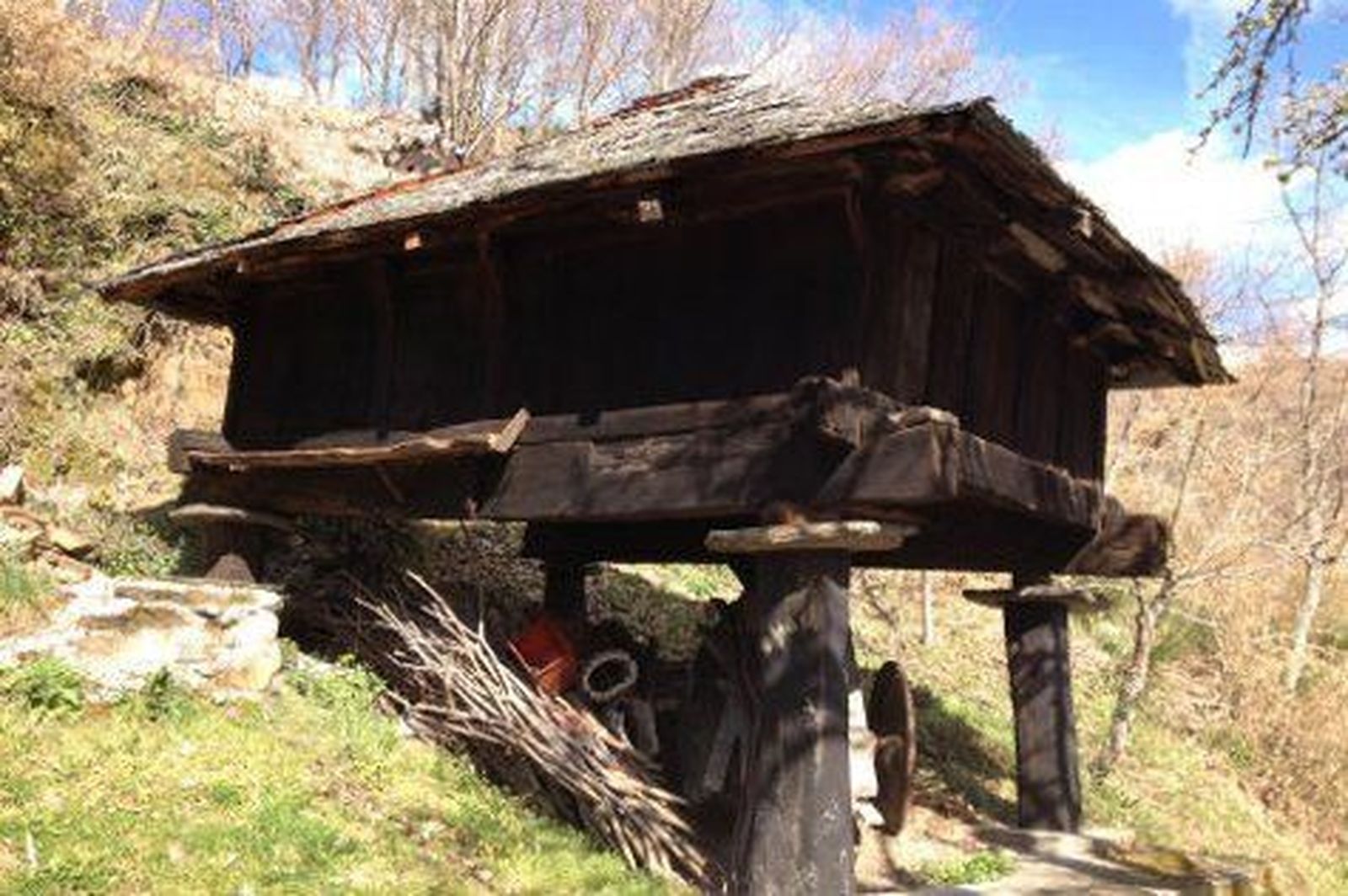 El Congreso aprueba liberar a los 330 hórreos de León del pago del impuesto del IBI