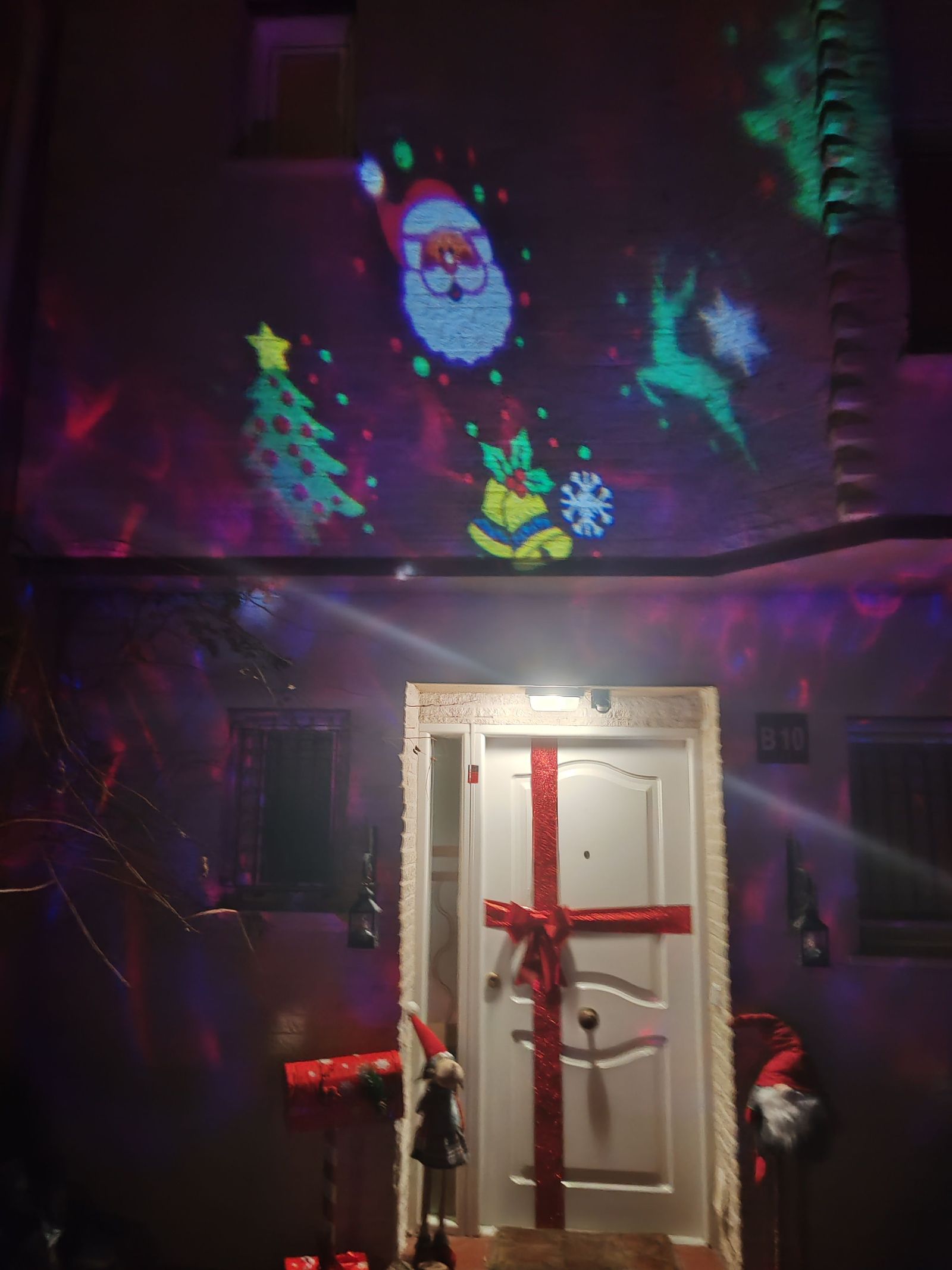 d-l-r-decoracion-navidena-en-una-vivienda-situada-en-la-calle-girolano-da-sommaia-7