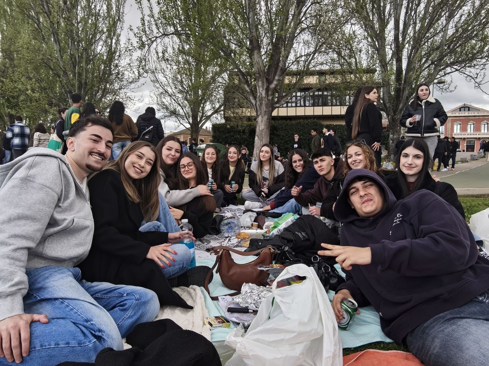 Un multitudinario Lunes de Aguas en Salamanca llena la ribera del Tormes