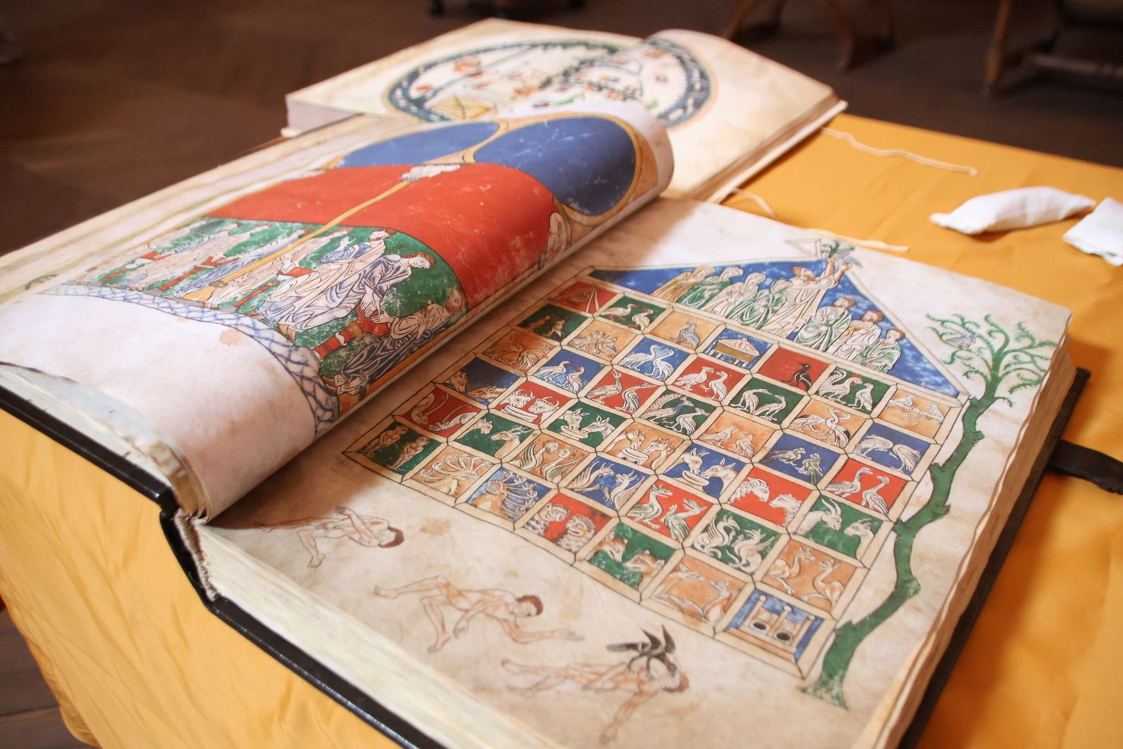 La USAL recibe una donación de facsímiles de los célebres códices medievales conocidos como “Beatos”