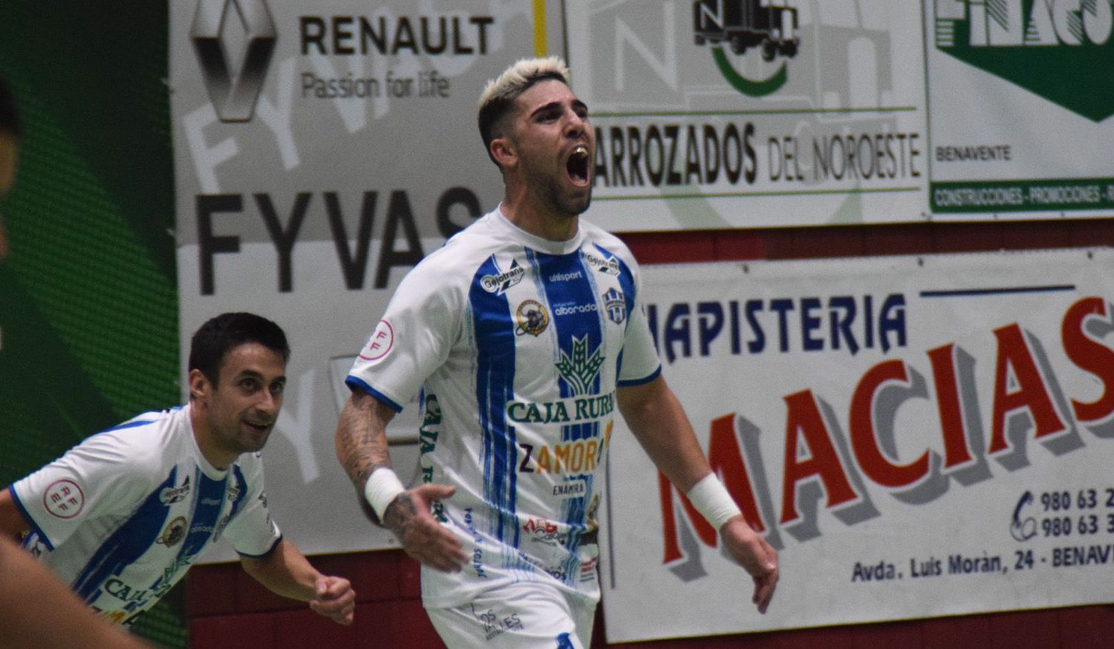 Malaguti celebra una de las dianas con el Atlético Benavente. Archivo.