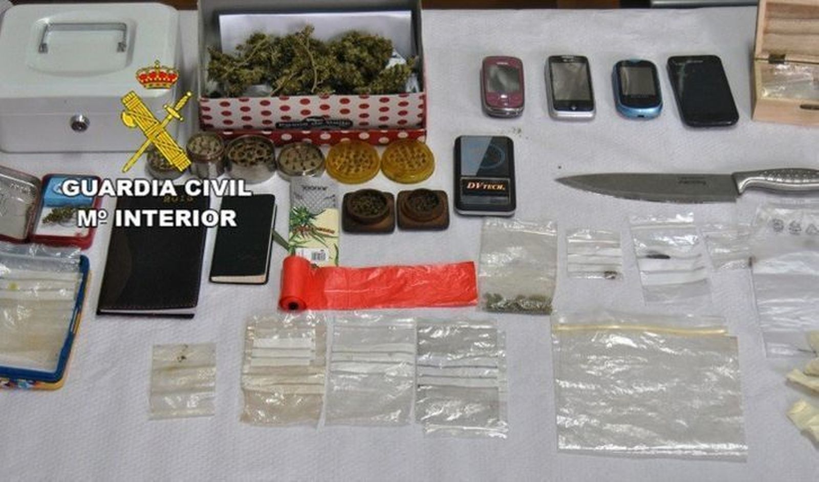 La Guardia Civil detiene a una persona por tráfico de marihuana y hachís La Guardia Civil detiene a una persona por tráfico de marihuana y hachís