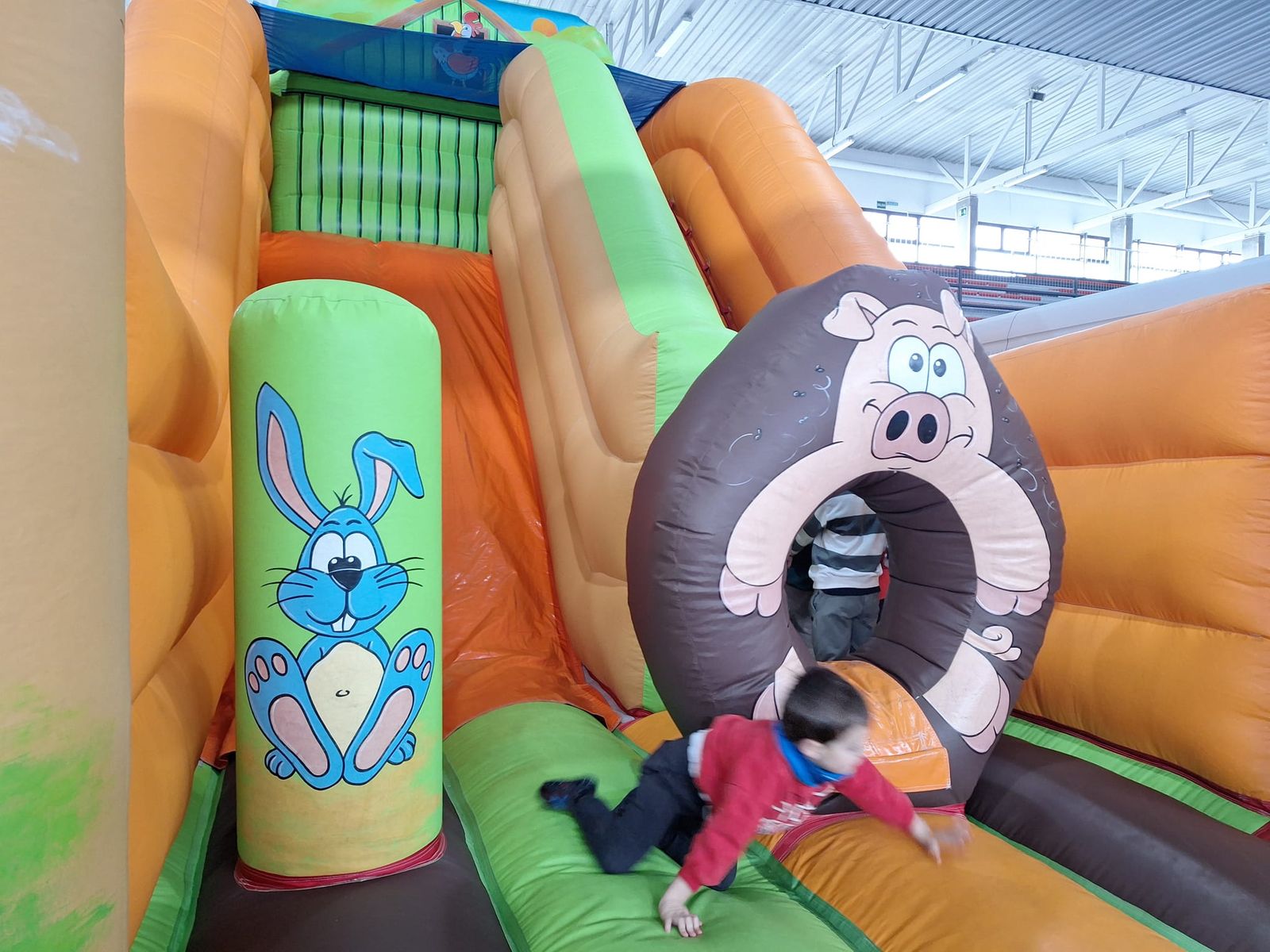 Hinchables, mercadillo y visita de papa Noel en Villamayor (17).jpeg