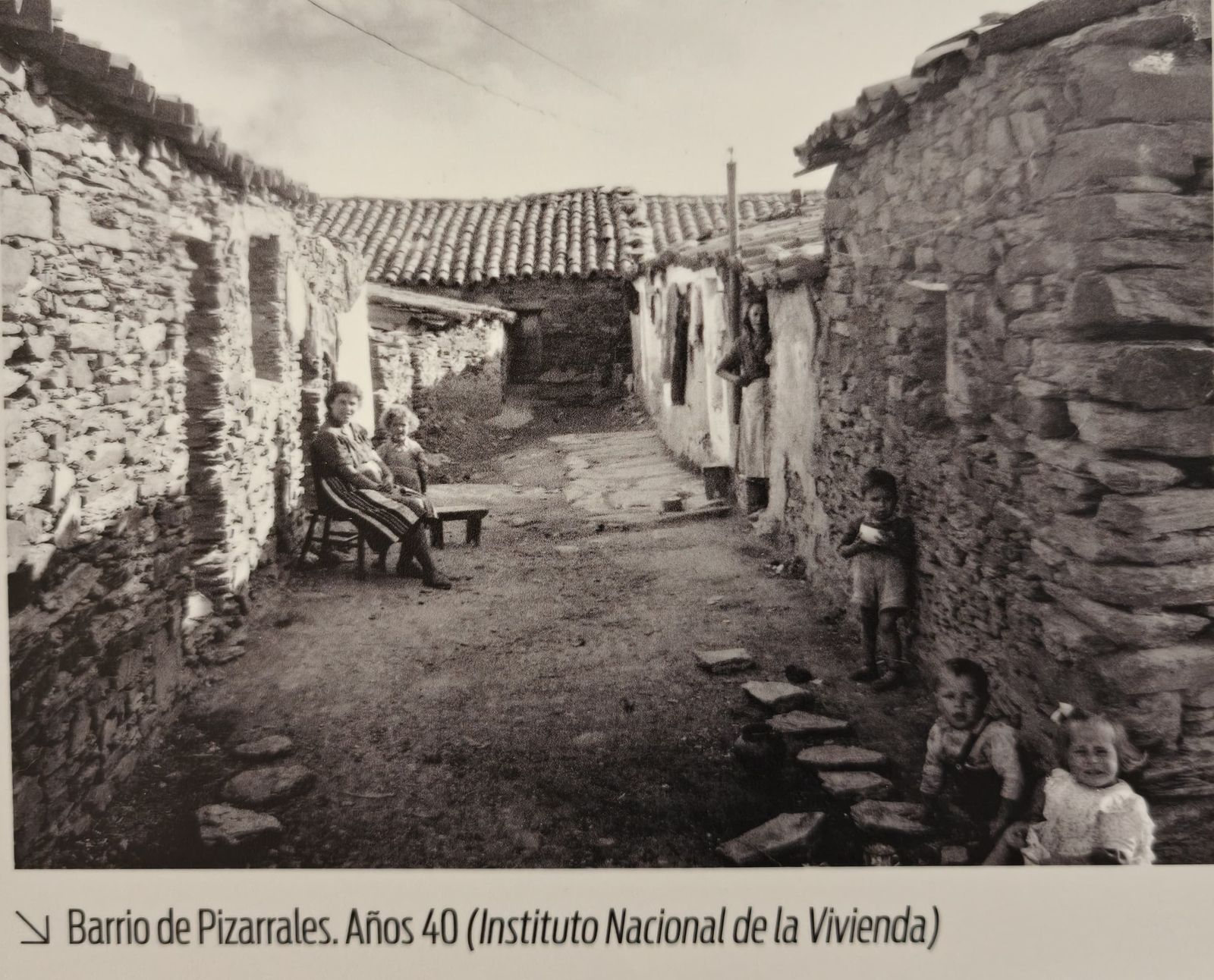 Familia en los años 40 en el barrio de Pizarrales. Archivo Histórico de Salamanca.