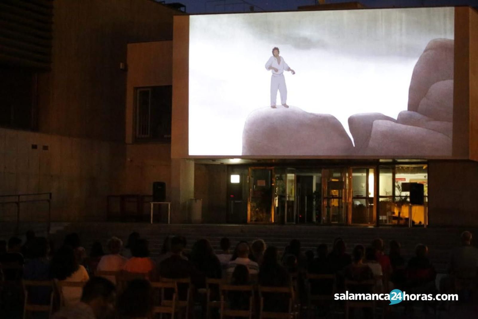 Imagen de archivo de una proyección de cine al aire libre en la biblioteca Torrente Ballester