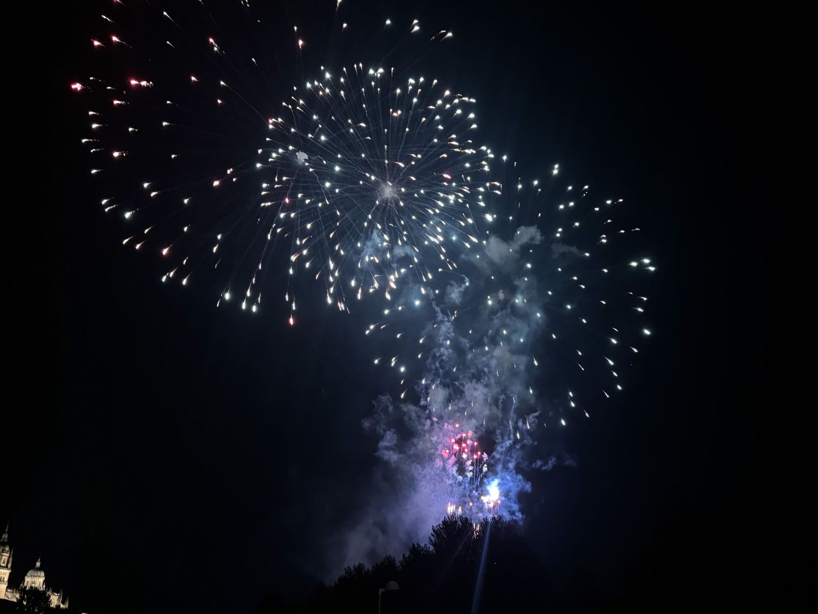Fuegos artificiales en el entorno del Puente Romano