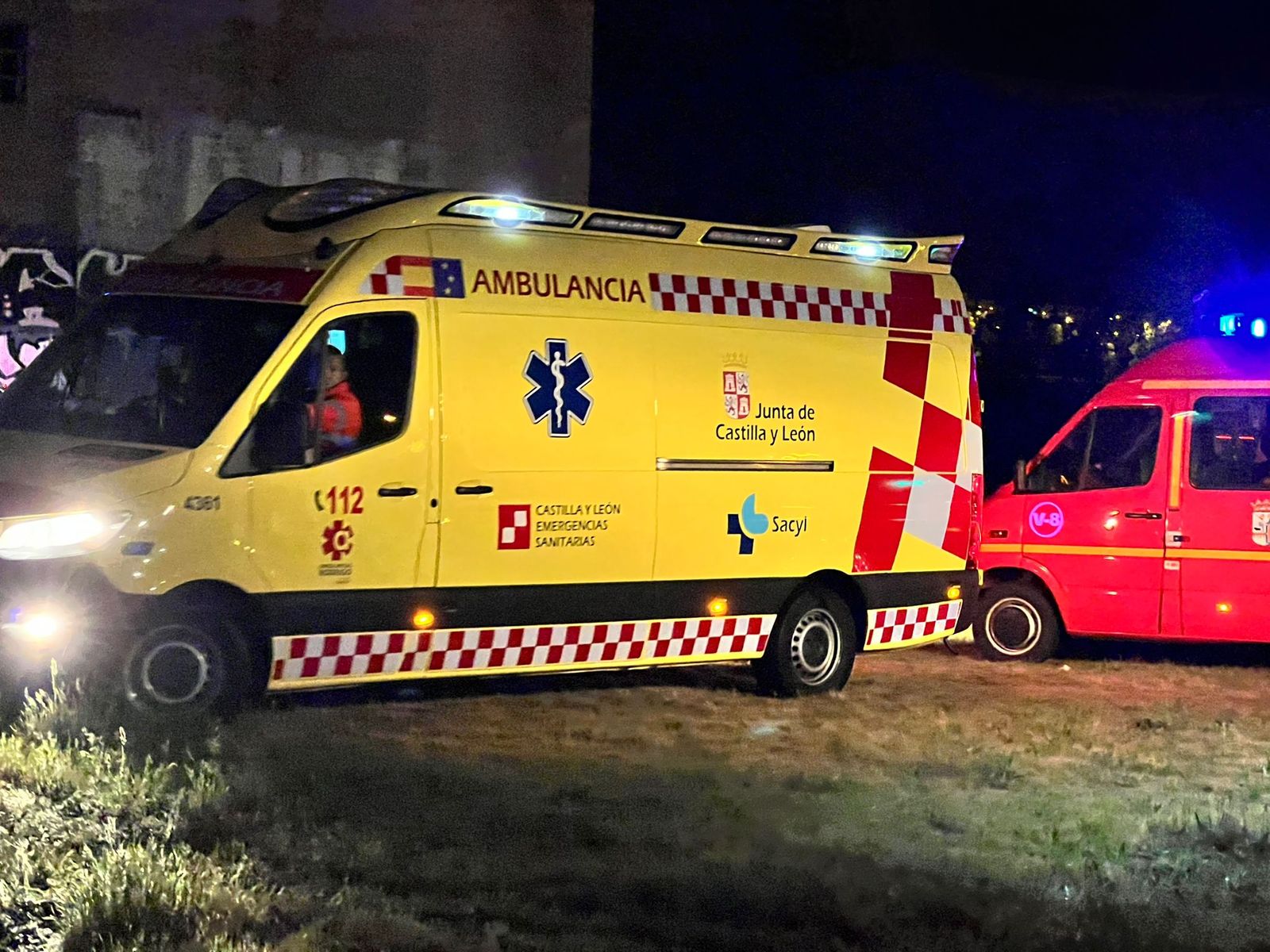 Rescatan a un hombre del interior de un pozo dentro de una nave en el barrio de Tejares