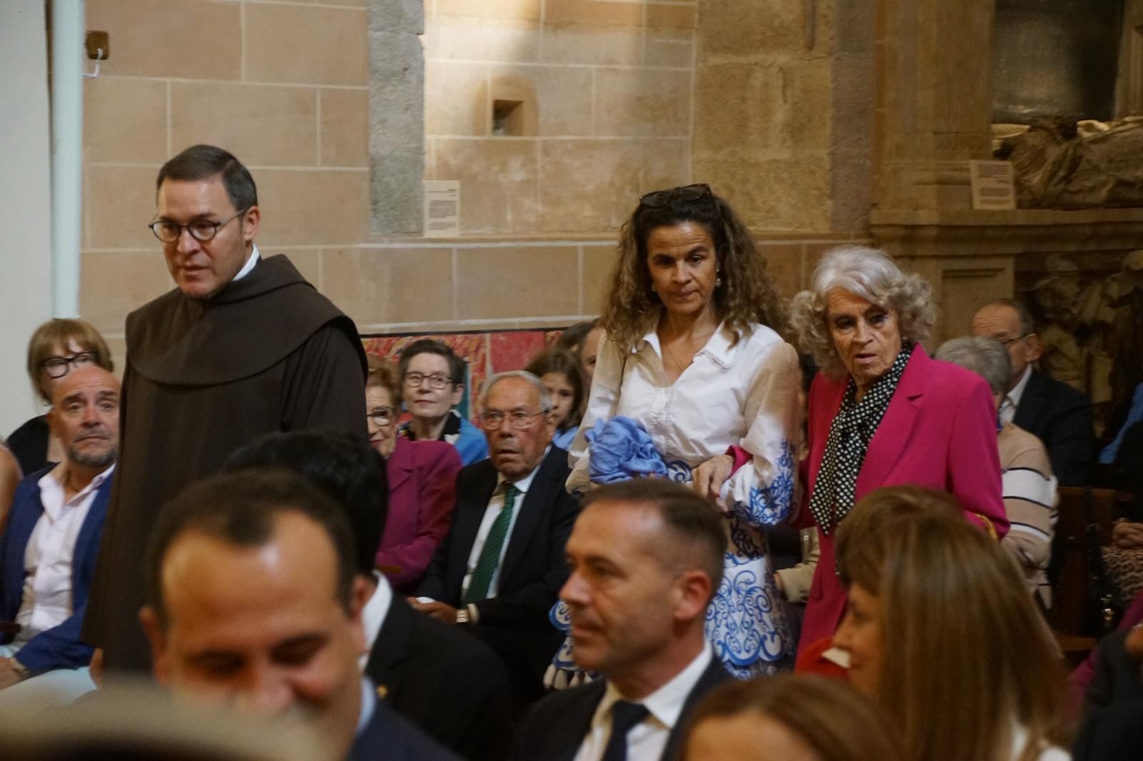 Alba nombra hijo adoptivo al prior Miguel Angel González  (29).jpeg