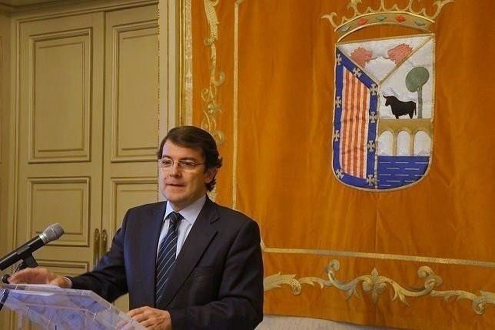 El alcalde destaca los valores que transmiten las jugadoras del Perfumerías Avenida