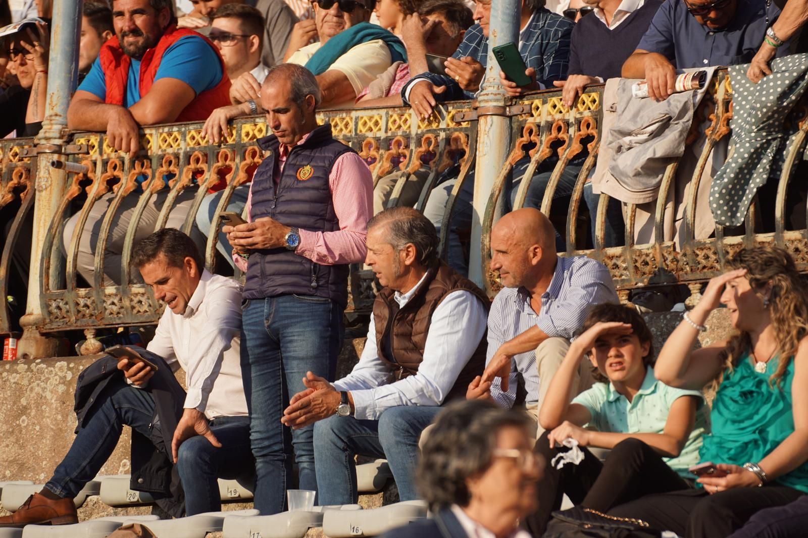 resumen-fotografico-del-ambiente-en-los-tendidos-de-la-glorieta-durante-la-corrida-concurso-22-de-septiembre-fotos-juanes-7