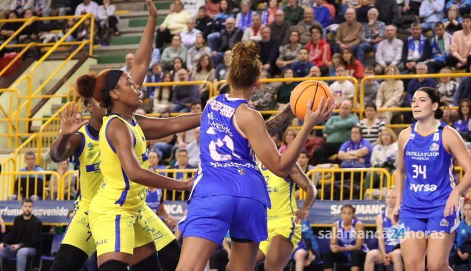 Calhoun defiende a Guirantes | FOTO ANDREA MATEOS