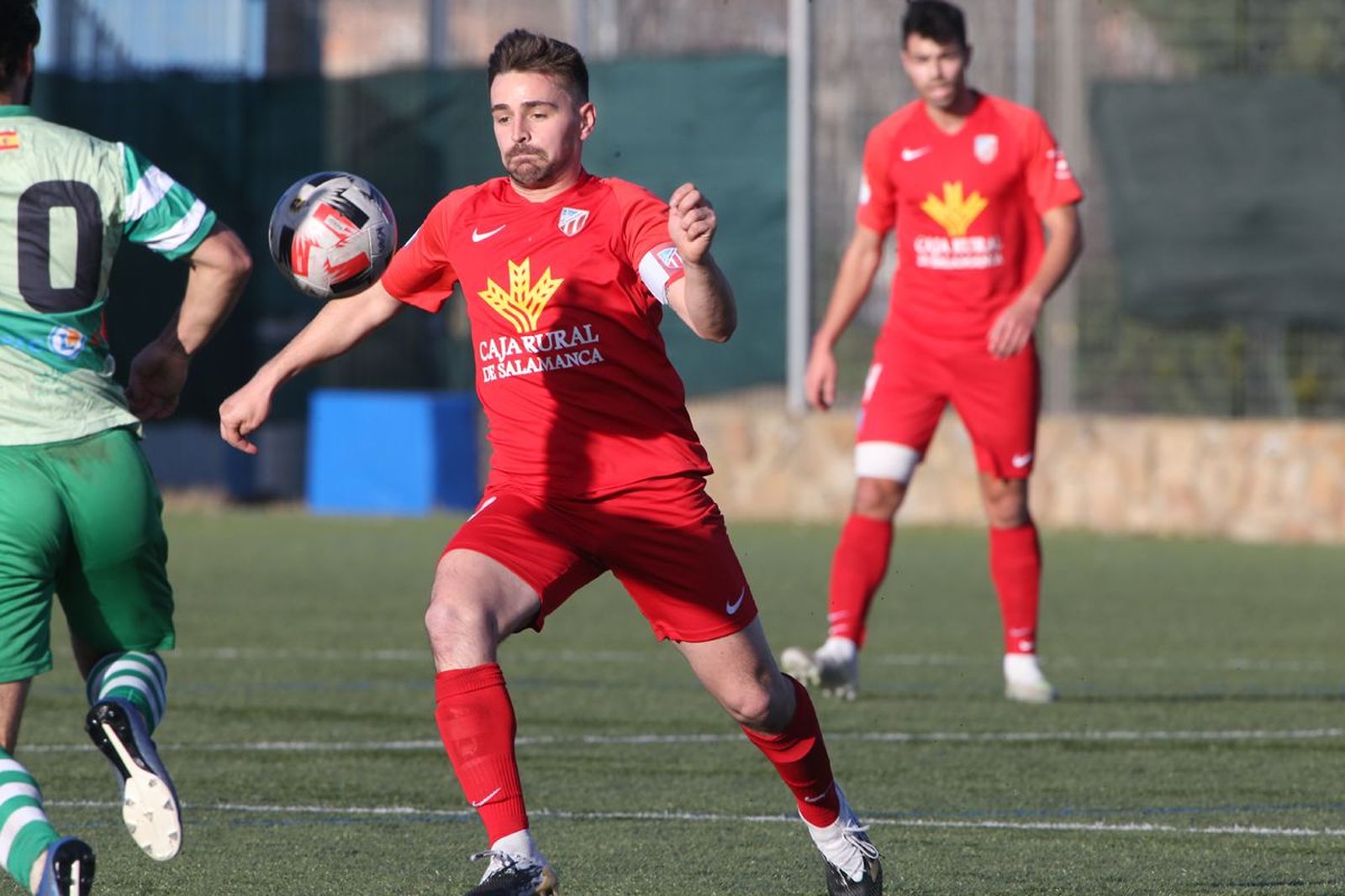 Asensio disputa un balón en el choque ante La Virgen.